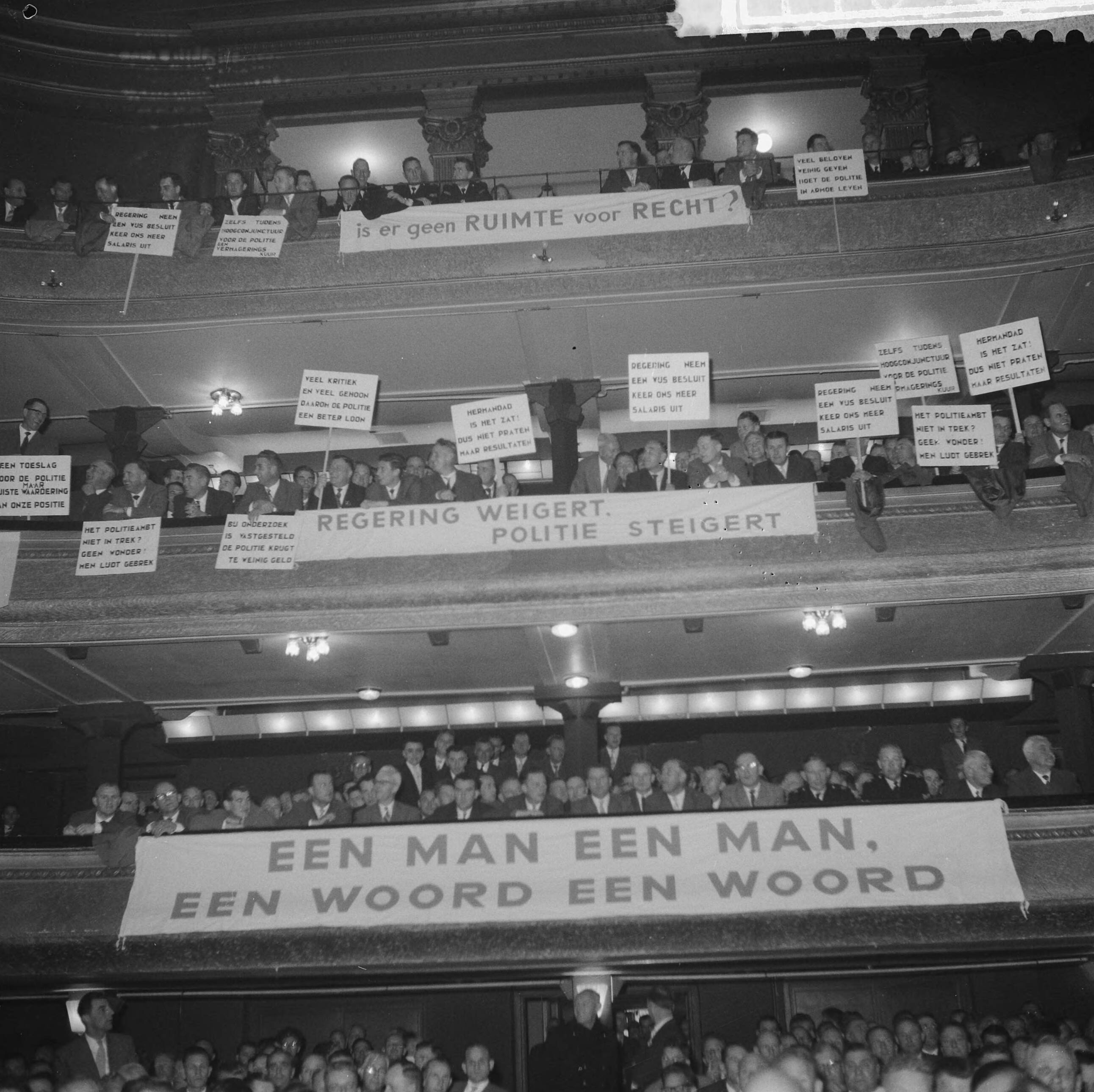 Fotocollectie Anefo — Protestvergadering door politie-ambtenaren tegen loonpolitiek van de regering in het gebouw voor Kunsten en Wetenschappen te Den Haag — Foto: Pot, Harry / Anefo. Licentie: Set B: Rechtenvrij / Publiek Domein. Bron: Nationaal Archief. http://hdl.handle.net/10648/a9bc40b0-d0b4-102d-bcf8-003048976d84