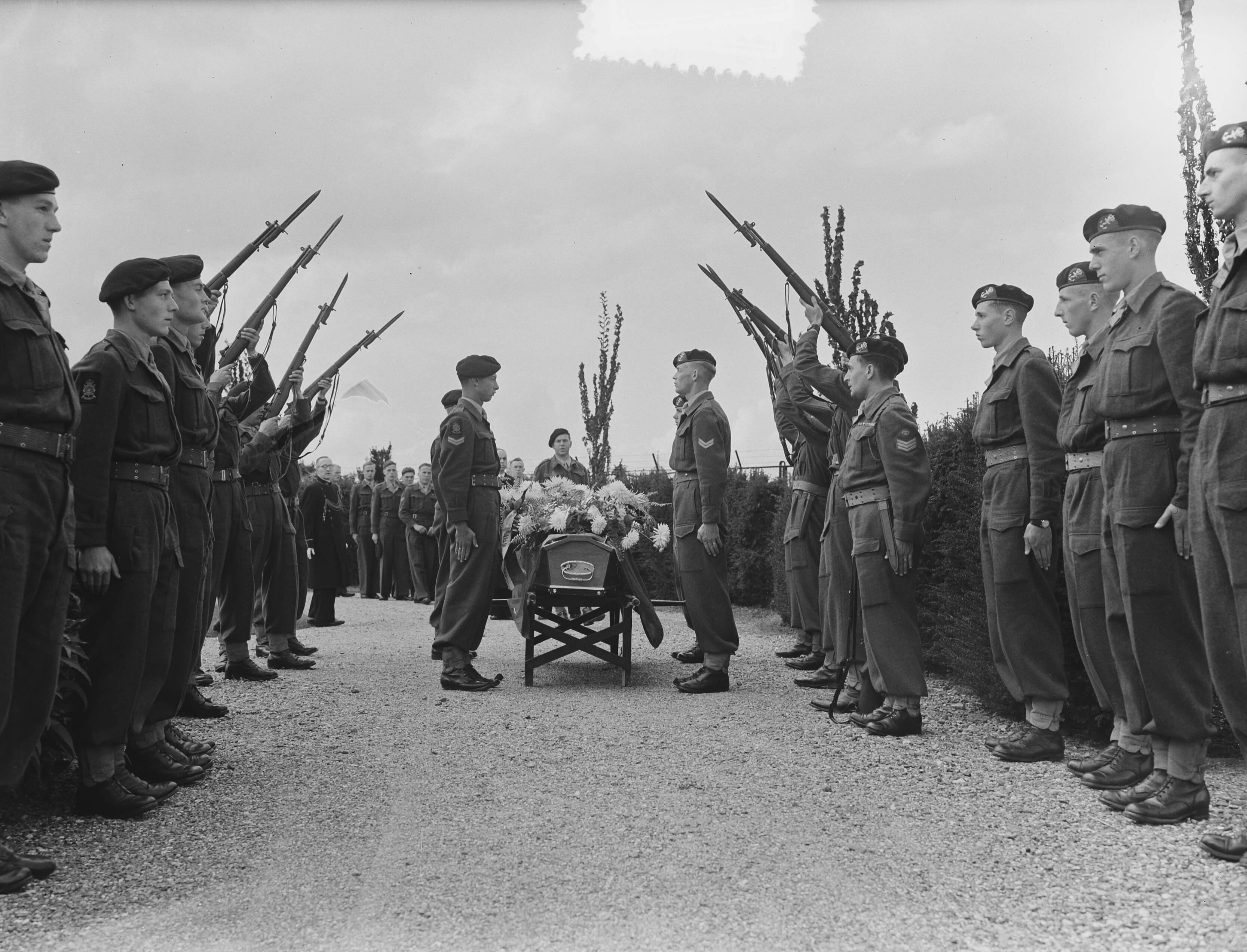 Marine begrafenis Adriaanse te Middelburg — Foto: Pot, Harry / Anefo. — Licentie: Set B: Rechtenvrij / Publiek Domein. Bron: Nationaal Archief. http://hdl.handle.net/10648/a8efadf2-d0b4-102d-bcf8-003048976d84