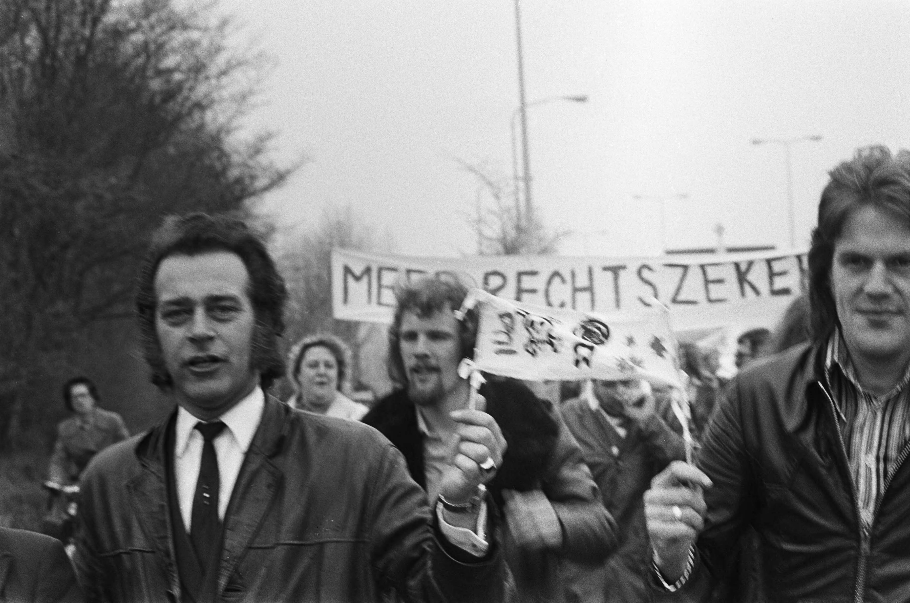Demonstratie van taxichauffeurs in Den Haag en aanbieding van handtekeningen aan minister Tjerk Westerterp — Taxichauffeurs lopen met spandoeken door de stad — Foto: Mieremet, Rob / Anefo. Licentie: Set B: Rechtenvrij / Publiek Domein. Bron: Nationaal Archief. http://hdl.handle.net/10648/ac674a58-d0b4-102d-bcf8-003048976d84