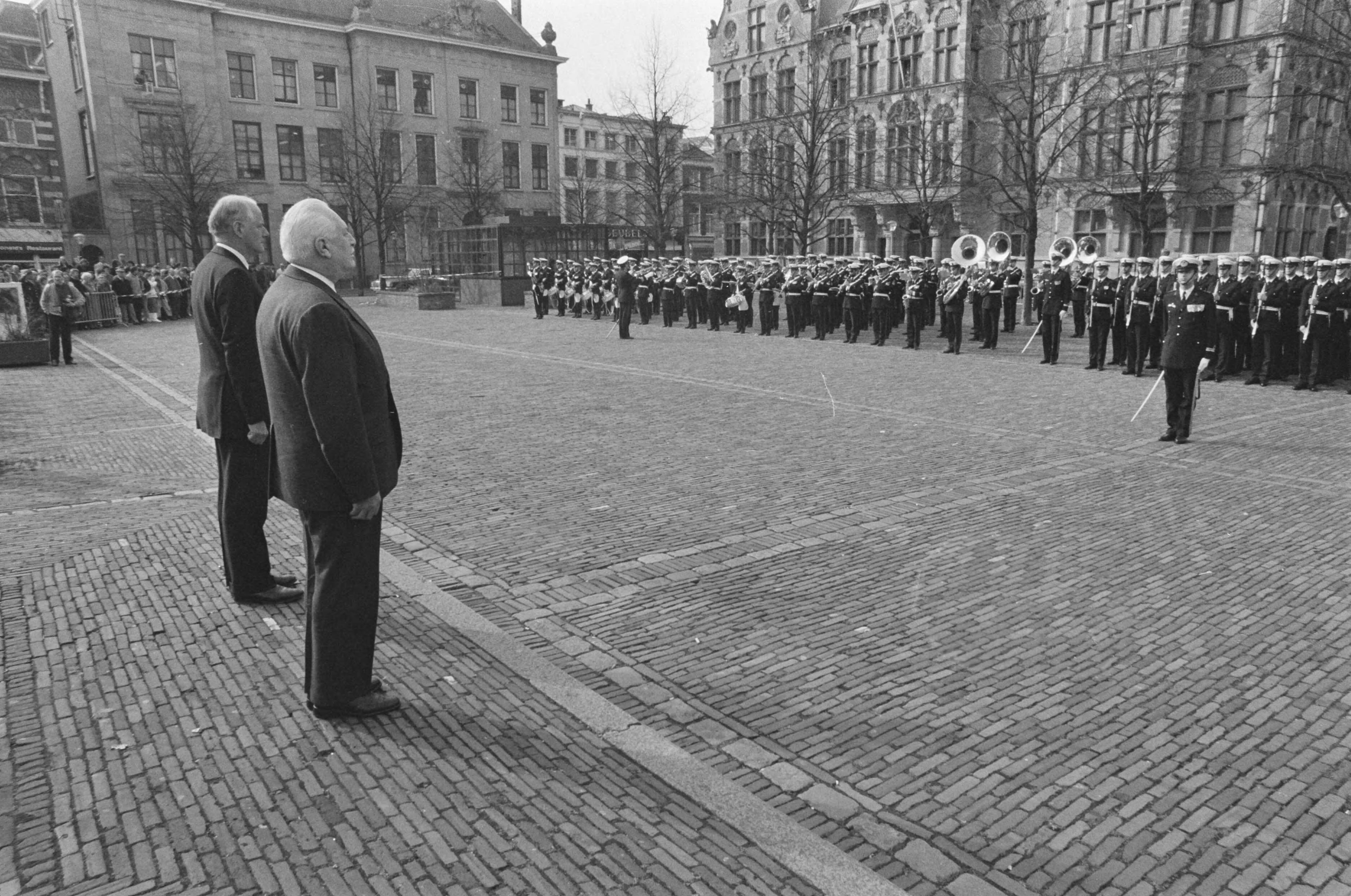 Fotocollectie Anefo — Minister Van Eekelen (m) en Franse minister Girand inspecteren erewacht op het Plein in Den Haag — Foto: Bogaerts, Rob / Anefo. Licentie: Set B: Rechtenvrij / Publiek Domein. Bron: Nationaal Archief. http://hdl.handle.net/10648/ad5f1aee-d0b4-102d-bcf8-003048976d84