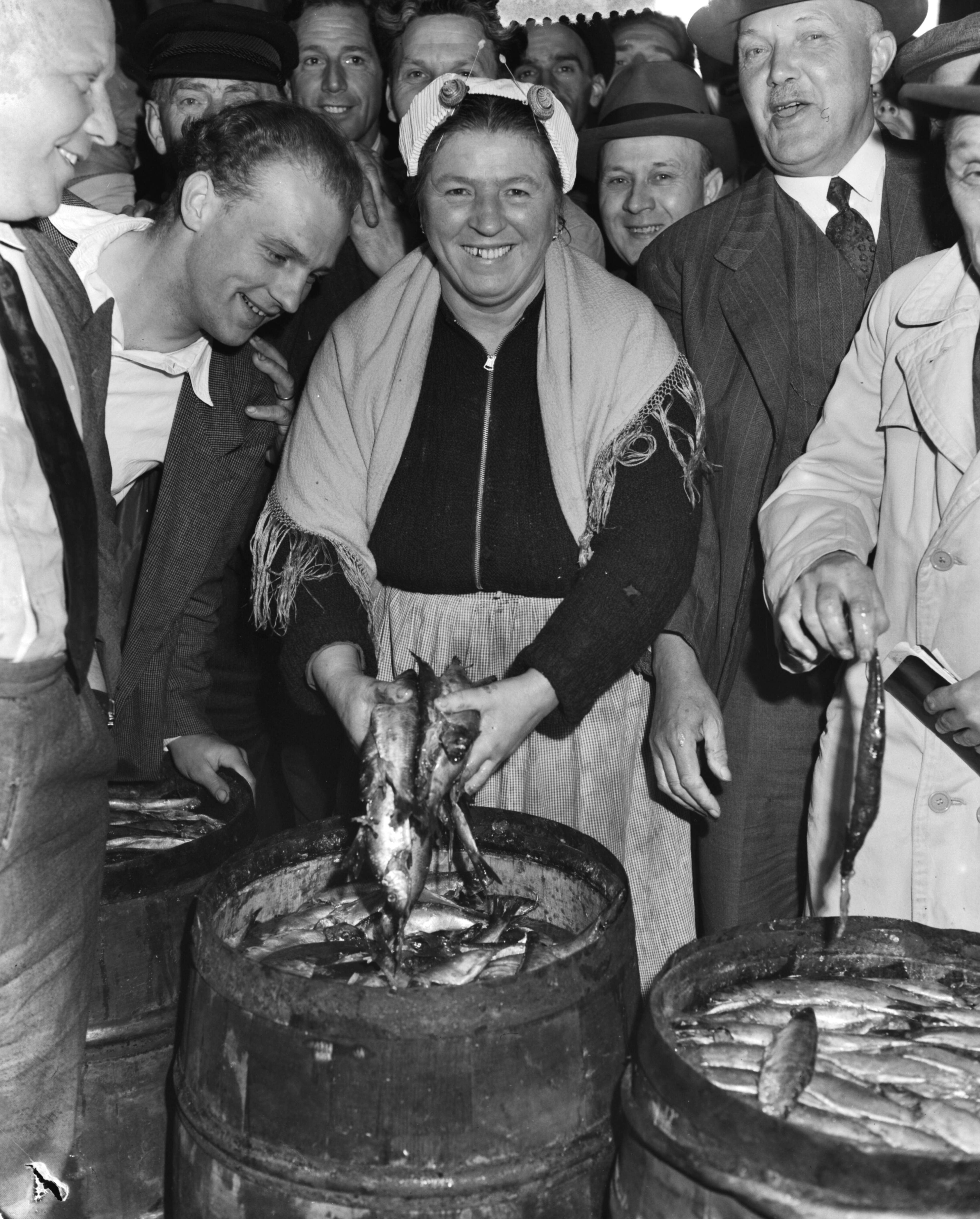 Fotocollectie Anefo — Eerste haringaanvoer in IJmuiden door de Katwijk 29. Even proeven — Foto: Duinen, G.W. van / Anefo. Licentie: Set B: Rechtenvrij / Publiek Domein. Bron: Nationaal Archief. http://hdl.handle.net/10648/a90ccfe0-d0b4-102d-bcf8-003048976d84