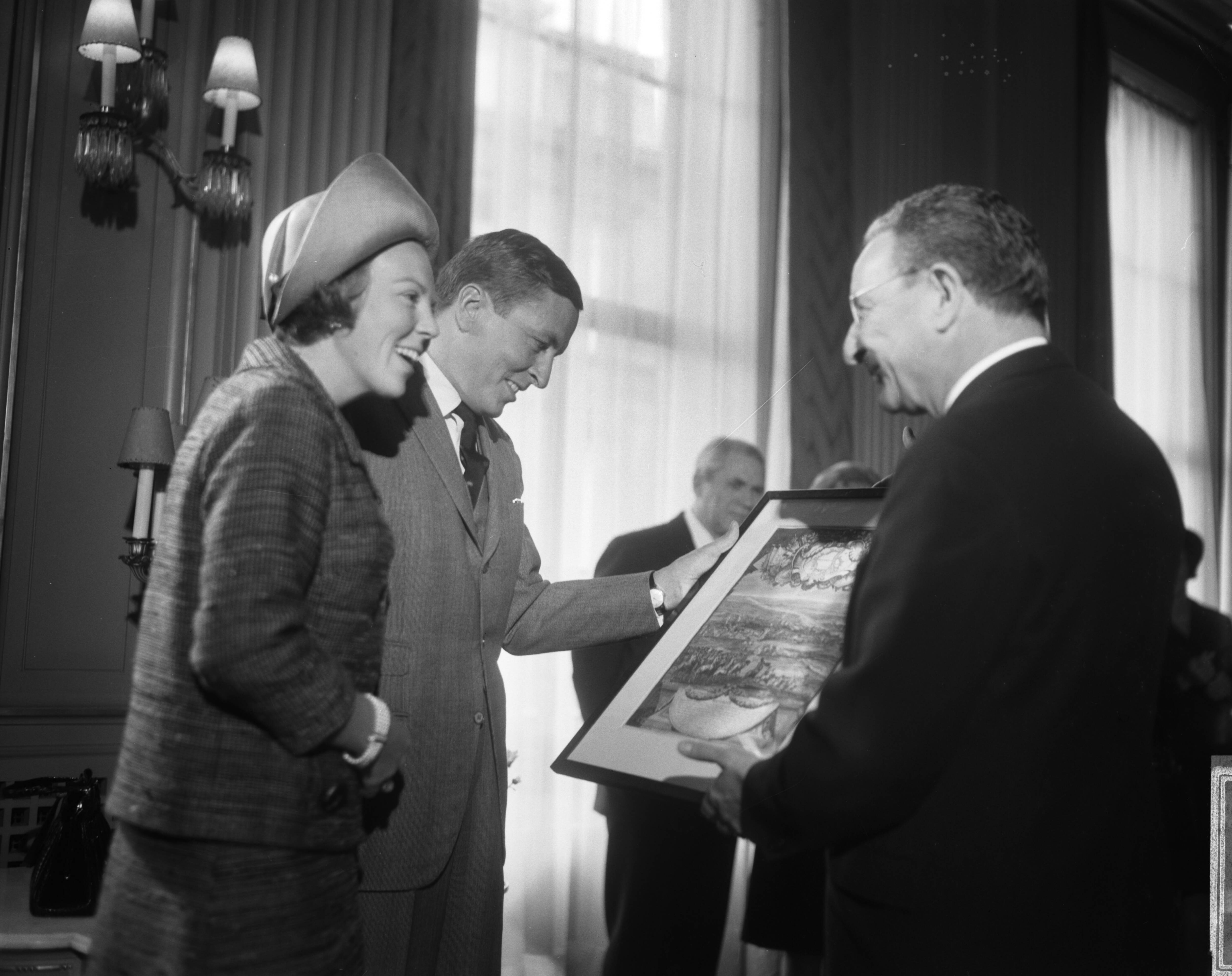 Fotocollectie Anefo — Prinses Beatrix en haar verloofde Claus von Amsberg brachten bezoek aan Maastricht, de Commissaris der Koningin in de provincie Limburg, mr. dr. Ch. J.M.A. van Rooy, bood een historische ets van Maastricht aan tijdens de officiële ontvangst in het Gouvernementsgebouw — Foto: Bilsen, Joop van / Anefo. Licentie: Set B: Rechtenvrij / Publiek Domein. Bron: Nationaal Archief. http://hdl.handle.net/10648/aabfab32-d0b4-102d-bcf8-003048976d84