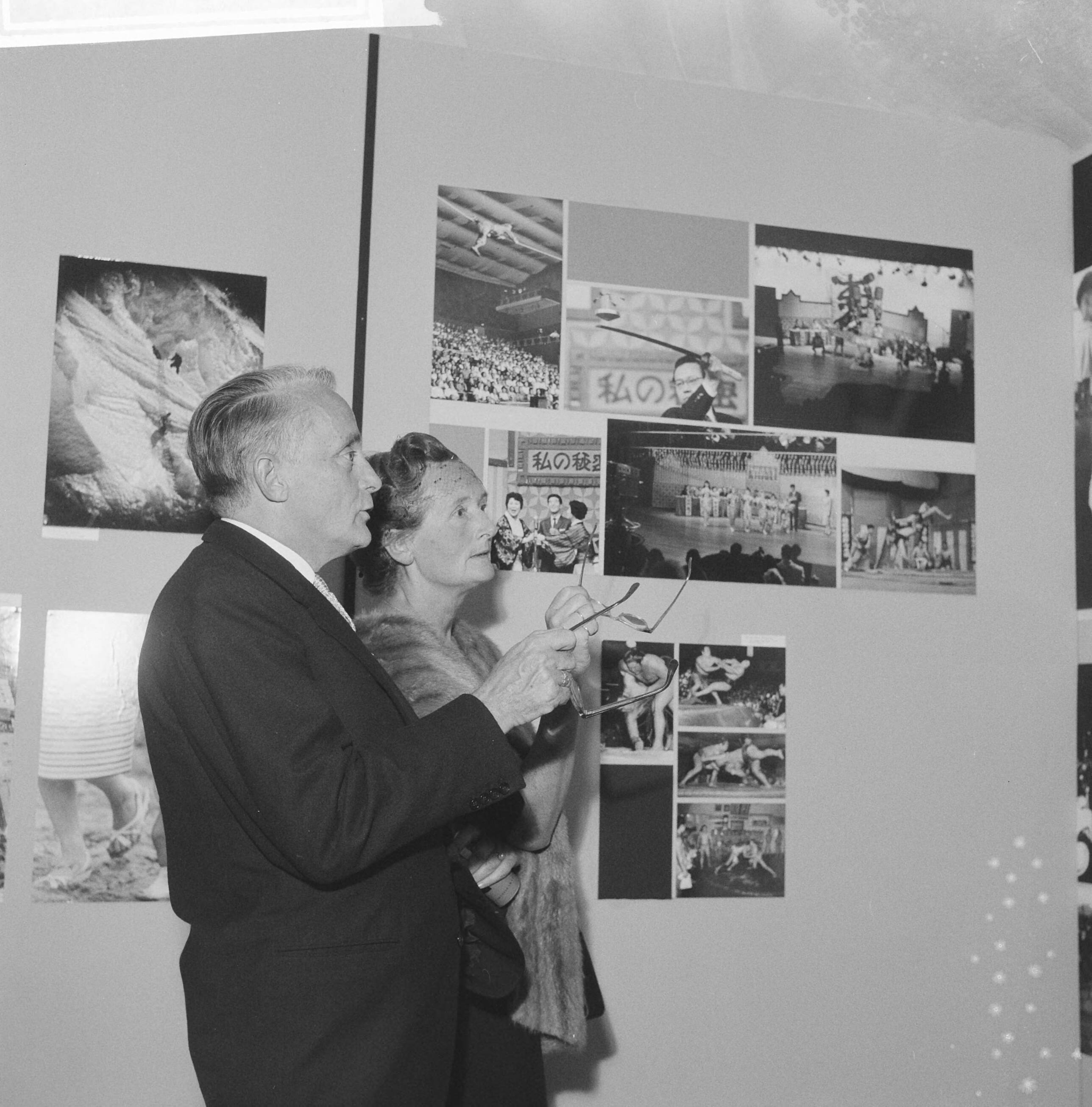 Fotocollectie Anefo — Opening World Press Photo 1961. Commissaris der Koningin in Zuid-Holland, mr. J. Klaasesz, en zijn echtgenote tijdens de rondgang — Foto: Nijs, Jac. de / Anefo. Licentie: Set B: Rechtenvrij / Publiek Domein. Bron: Nationaal Archief. http://hdl.handle.net/10648/a9e4e416-d0b4-102d-bcf8-003048976d84