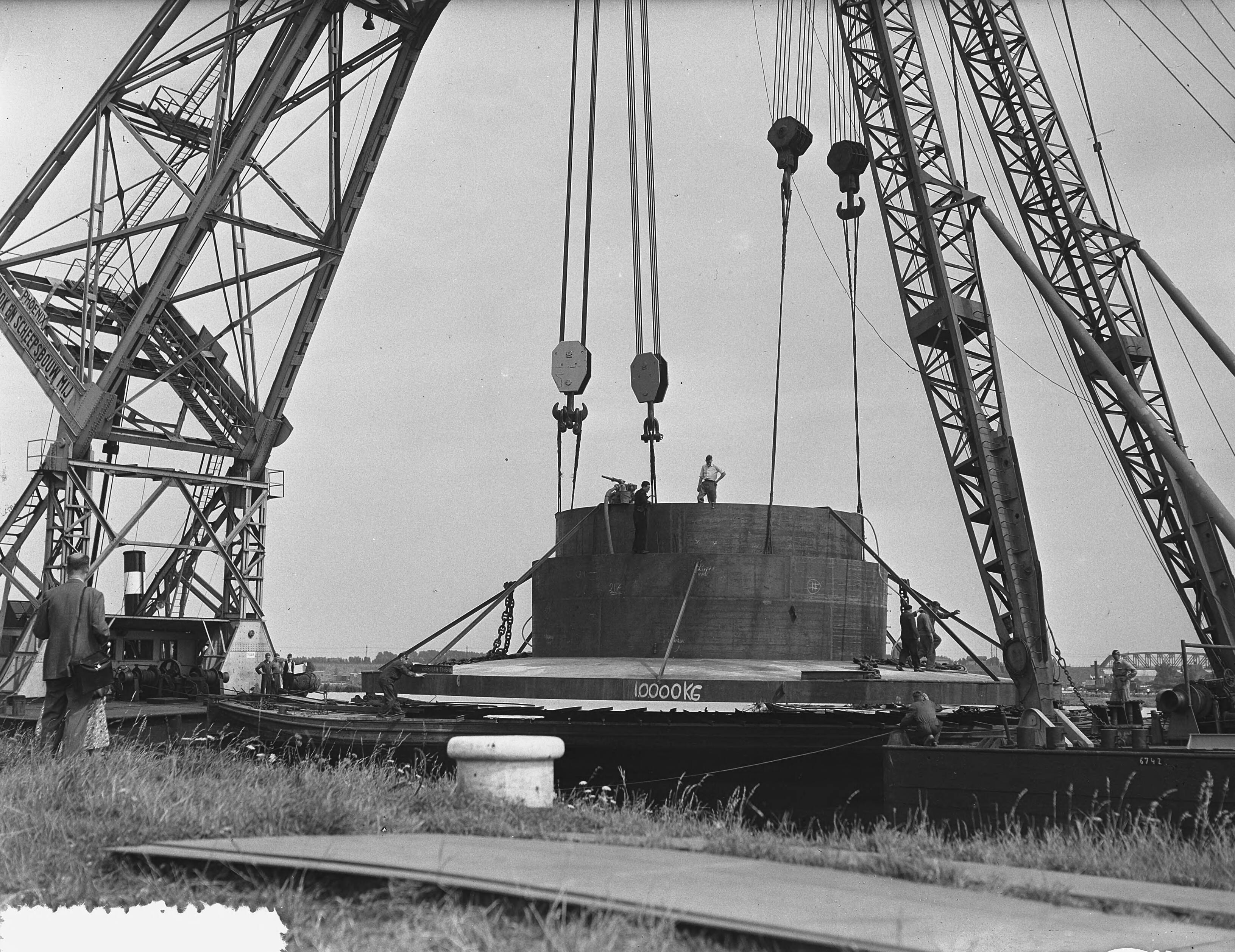 Fotocollectie Anefo — Tewaterlating in Zaandam van de duikerklok bestemd voor een onderzoek naar de veronderstelde lading goud aan boord van het wrak van de "Renate Leonhardt" — Foto: Noske, J.D. / Anefo. Licentie: Set B: Rechtenvrij / Publiek Domein. Bron: Nationaal Archief. http://hdl.handle.net/10648/a92748fc-d0b4-102d-bcf8-003048976d84