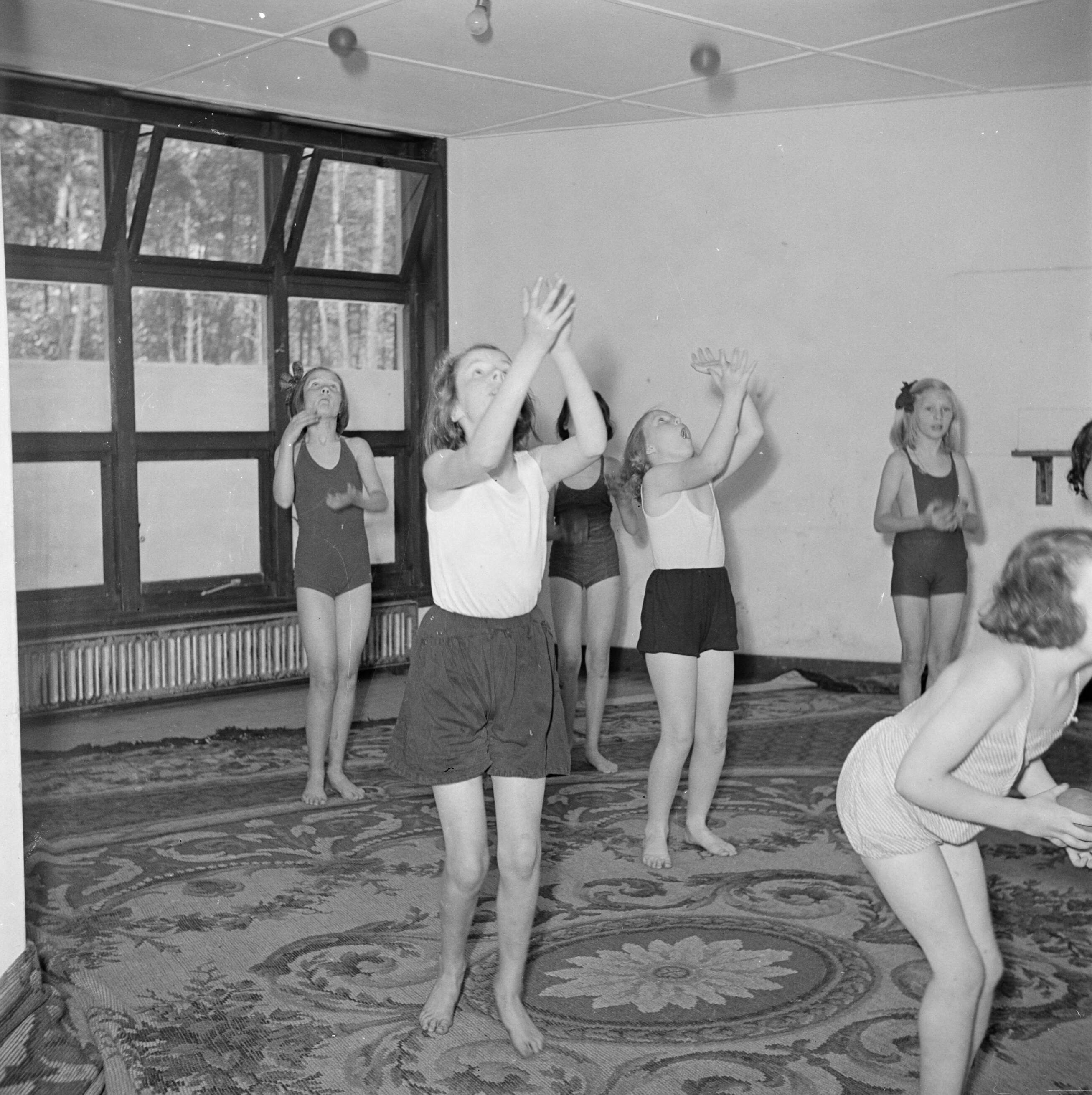 Prinses Beatrix en prinses Irene op de Werkplaats Kindergemeenschap van Kees Boeke te Bilthoven — Prinses Beatrix met andere leerlingen tijdens de gymnastiekles — Foto: Poll, Willem van de. Licentie: Set B: Rechtenvrij / Publiek Domein. Bron: Nationaal Archief. http://hdl.handle.net/10648/aee816ea-d0b4-102d-bcf8-003048976d84