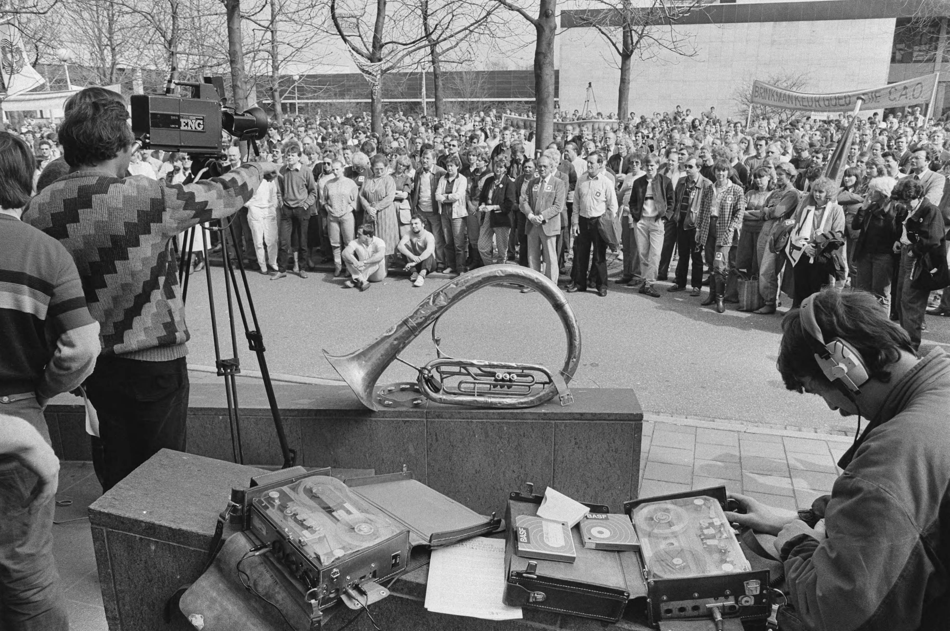 Fotocollectie Anefo — Protestbijeenkomst omroeppersoneel in Hilversum ivm afwijzing CAO door minister Brinkman ; geregistreerd voor radio en tv — Foto: Croes, Rob C. / Anefo. Licentie: Set B: Rechtenvrij / Publiek Domein. Bron: Nationaal Archief. http://hdl.handle.net/10648/ad450406-d0b4-102d-bcf8-003048976d84