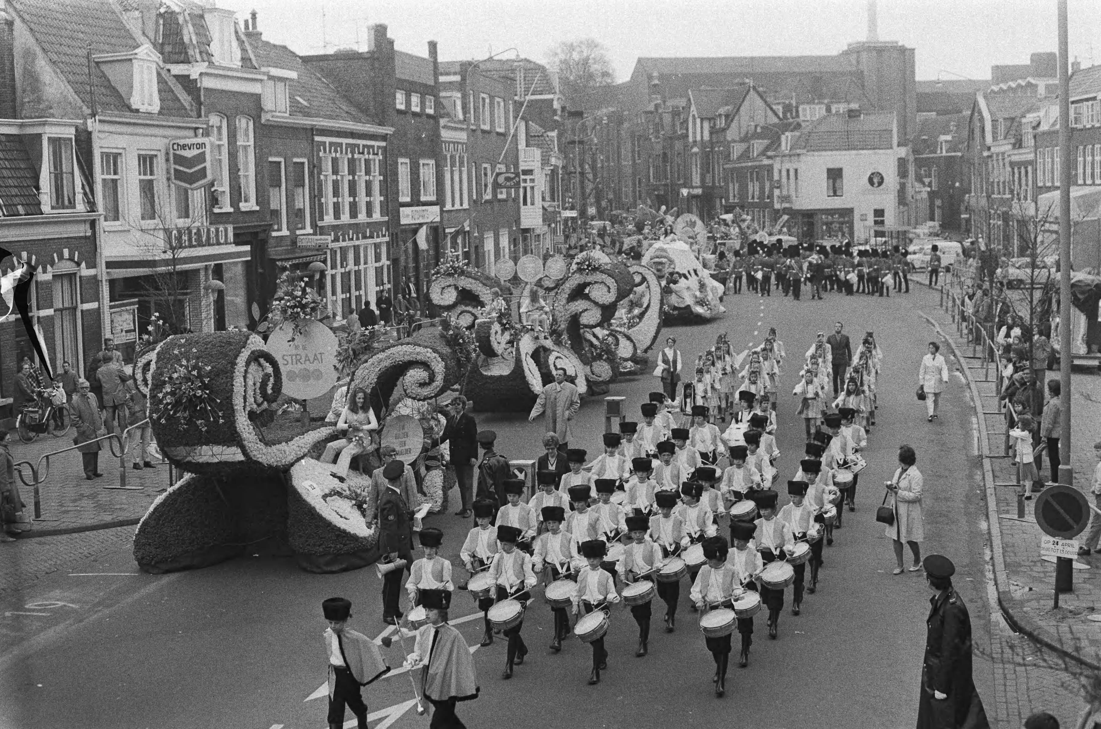 Bloemencorso in Haarlem — Praalwagens en muziekkorps — Foto: Fotograaf Onbekend / Anefo. Licentie: Set B: Rechtenvrij / Publiek Domein. Bron: Nationaal Archief. http://hdl.handle.net/10648/abbca440-d0b4-102d-bcf8-003048976d84