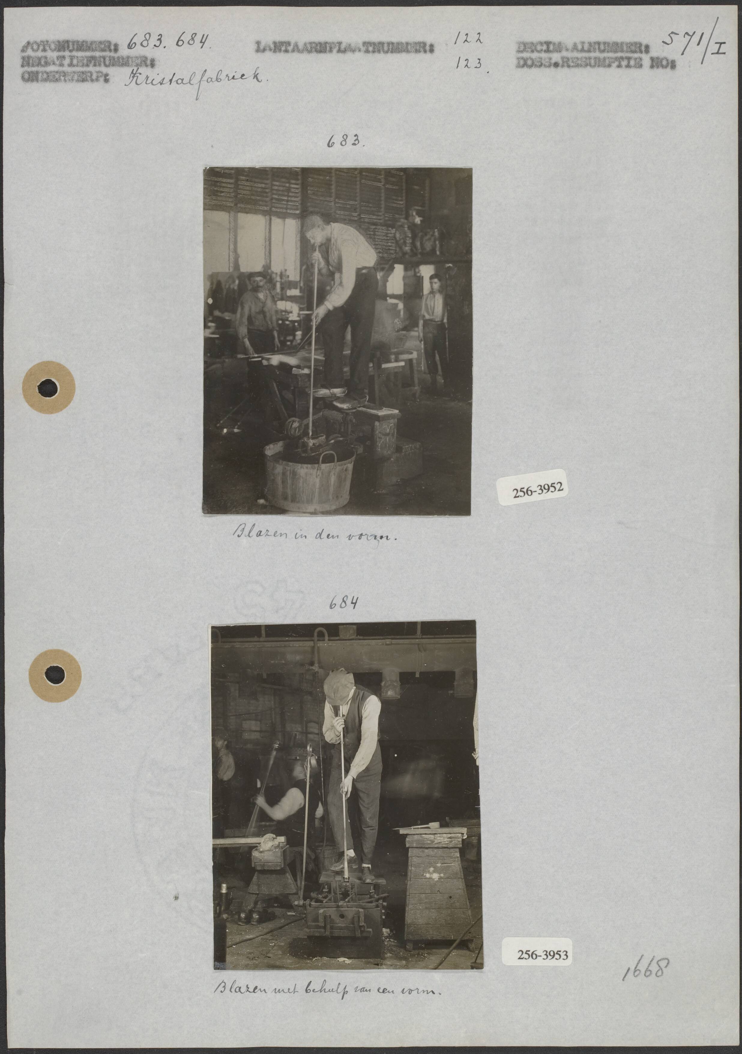 Kristalfabriek De Sphinx — Foto 1: Kristalfabriek; blazen in de vorm (7,5x10 cm; Fotograaf onbekend) Foto 2: Kristalfabriek; blazen met behulp van vorm (7,5x10 cm; Fotograaf onbekend) — Foto: Onbekend / Publiek Domein of Rechtenvrij. Licentie: Set B: Rechtenvrij / Publiek Domein. Bron: Nationaal Archief. http://hdl.handle.net/10648/b06a286e-d0b4-102d-bcf8-003048976d84