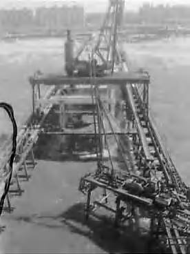 Fotocollectie Anefo — Bouw pier te Scheveningen, overzicht van de pier naar het strand — Foto: Behrens, Herbert F. / Anefo. Licentie: Set B: Rechtenvrij / Publiek Domein. Bron: Nationaal Archief. http://hdl.handle.net/10648/a9afdf82-d0b4-102d-bcf8-003048976d84
