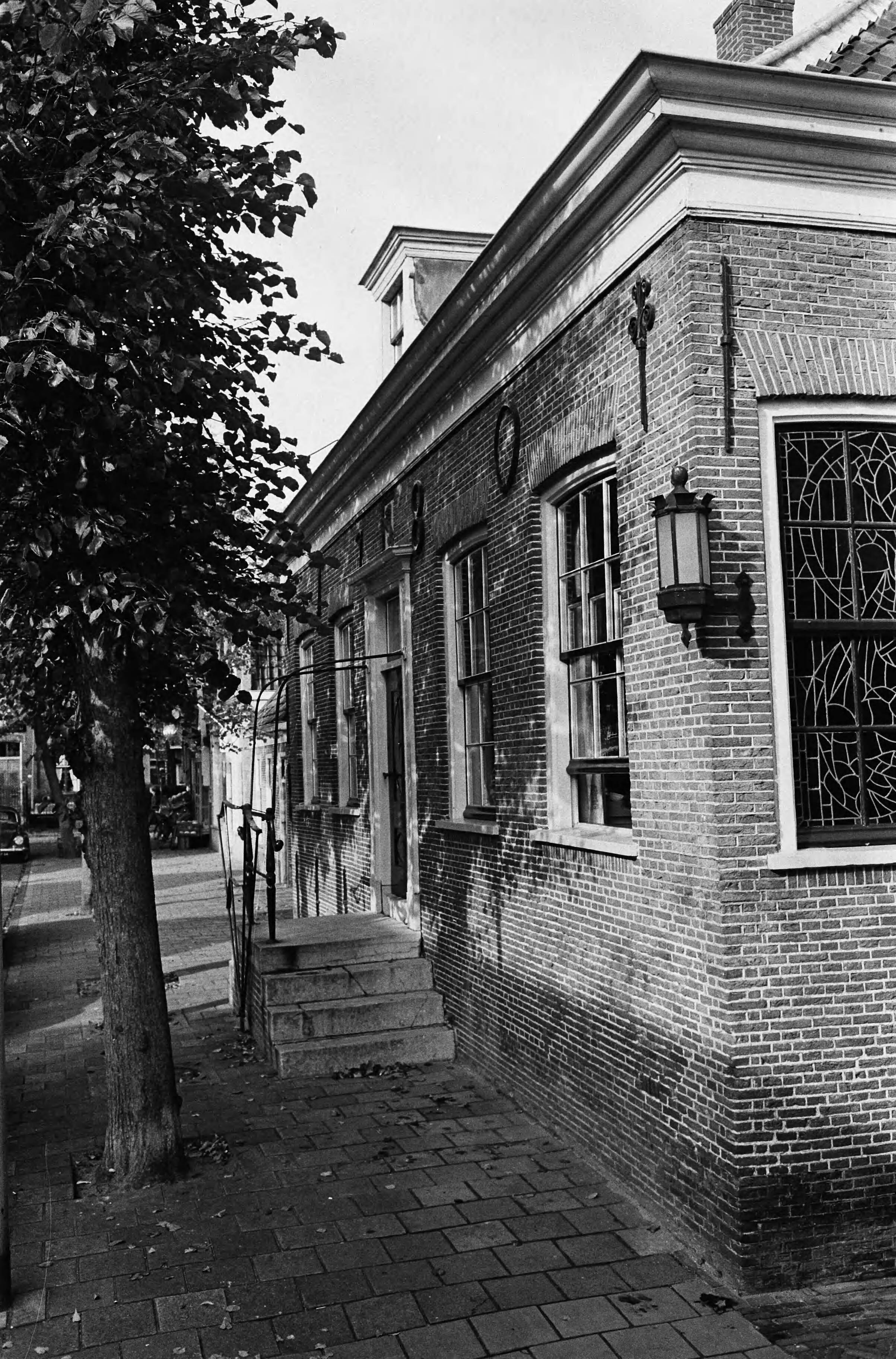 Fotocollectie Anefo — Voormalig raadhuis van Aalsmeer, tijdelijke woning van de inspecteur van het lager onderwijs, dhr. H. Dijkstra en zijn gezin (vrouw en 5 kinderen). Exterieur van oud raadhuis — Foto: Pot, Harry / Anefo. Licentie: Set B: Rechtenvrij / Publiek Domein. Bron: Nationaal Archief. http://hdl.handle.net/10648/aa44e7ee-d0b4-102d-bcf8-003048976d84