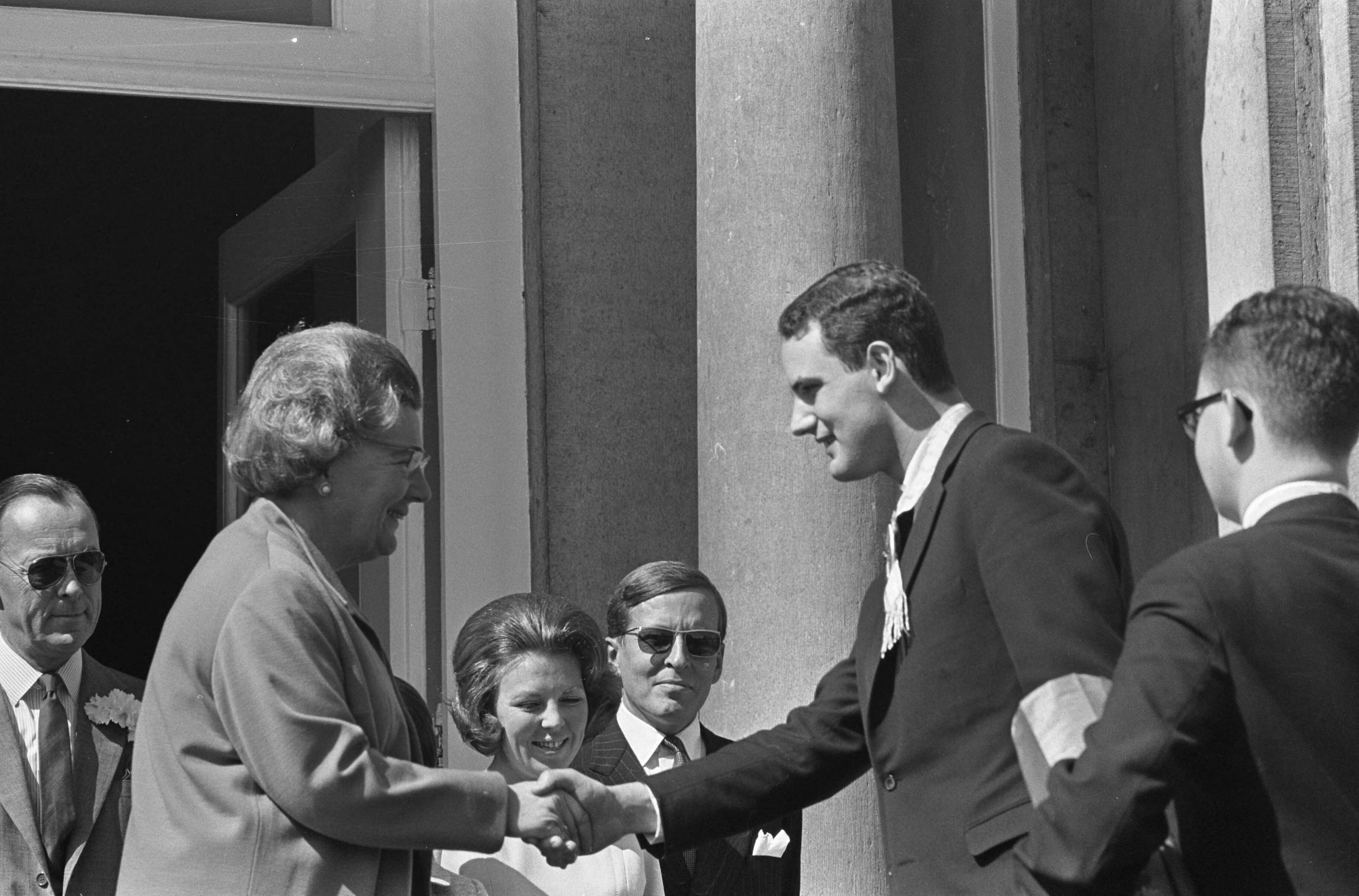 Koninginnedag 1966 — Studenten feliciteren koningin Juliana — Foto: Fotograaf Onbekend / Anefo. Licentie: Set B: Rechtenvrij / Publiek Domein. Bron: Nationaal Archief. http://hdl.handle.net/10648/aae80302-d0b4-102d-bcf8-003048976d84