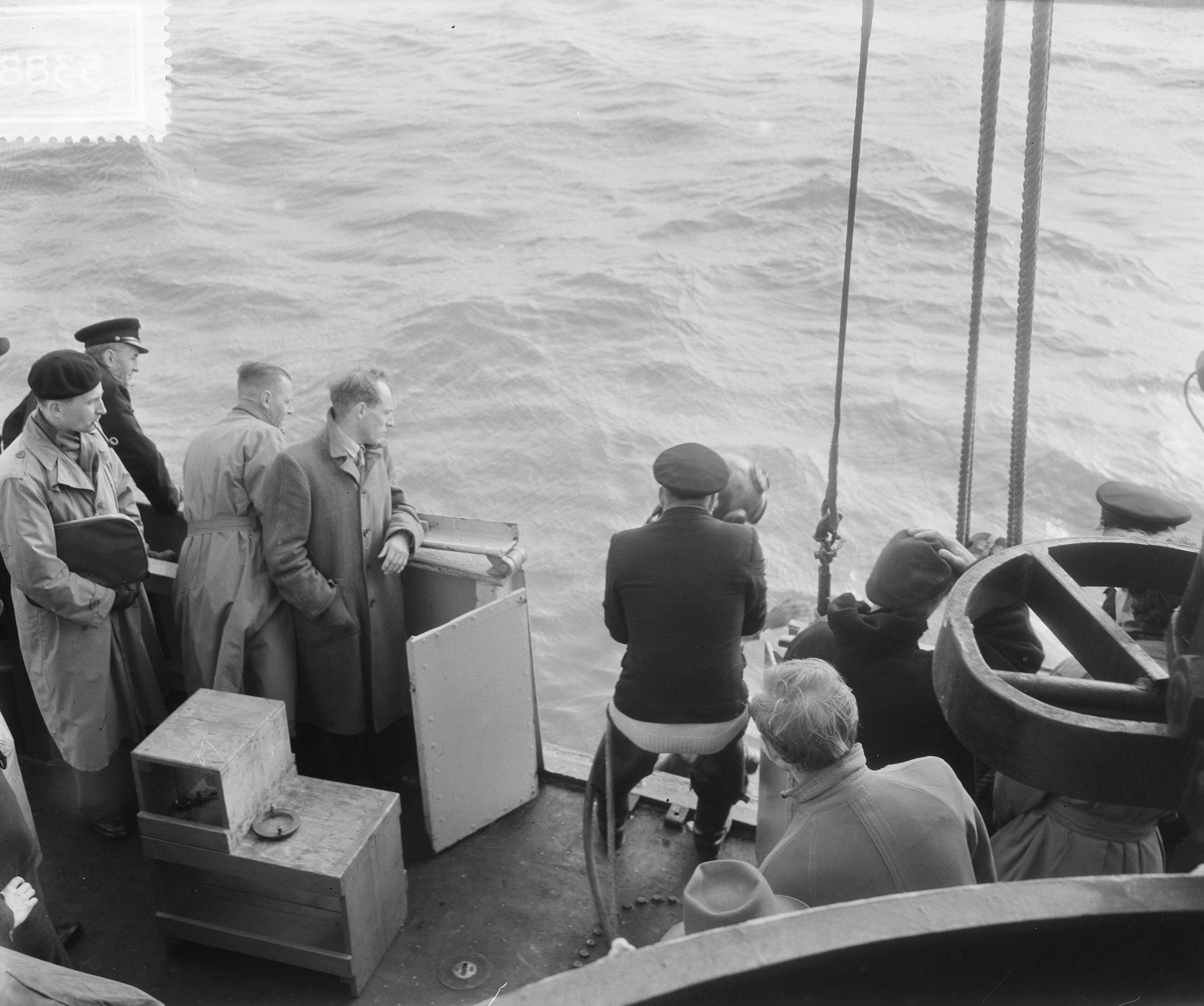 Oefening Maboo Roompot — Deze oefening werd op de Oosterschelde gehouden, inhoudende het opsporen van een "gezonken" duikboot. Voor dit doel was de "Zwaardvis" op de bodem van de Oosterschelde gaan liggen. Een duiker van de bergingsdienst van de Marine bij het aan boord komen van het bergingsvaartuig Hercules na zijn pogingen de verbinding tot stand gebracht te hebben met de gezonken duikboot — Foto: Pot, Harry / Anefo. Licentie: Set B: Rechtenvrij / Publiek Domein. Bron: Nationaal Archief. http://hdl.handle.net/10648/a901ebd4-d0b4-102d-bcf8-003048976d84
