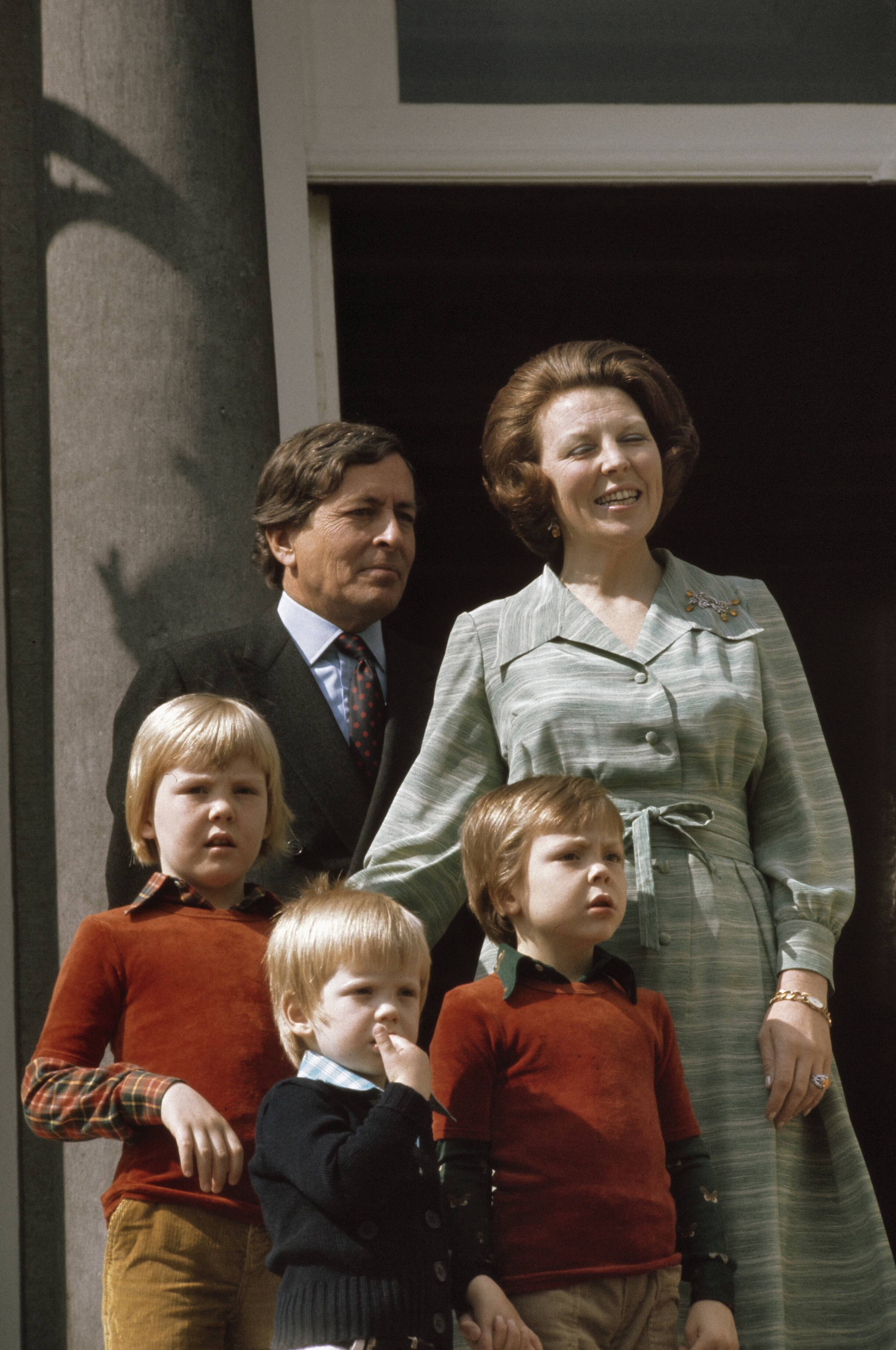Fotocollectie Anefo — Koninginnedag, defile Soestdijk 1975; Prinses Beatrix , Prins Claus en kinderen (ook koppen) — Foto: Mieremet, Rob / Anefo. Licentie: Set B: Rechtenvrij / Publiek Domein. Bron: Nationaal Archief. http://hdl.handle.net/10648/ad9387ac-d0b4-102d-bcf8-003048976d84