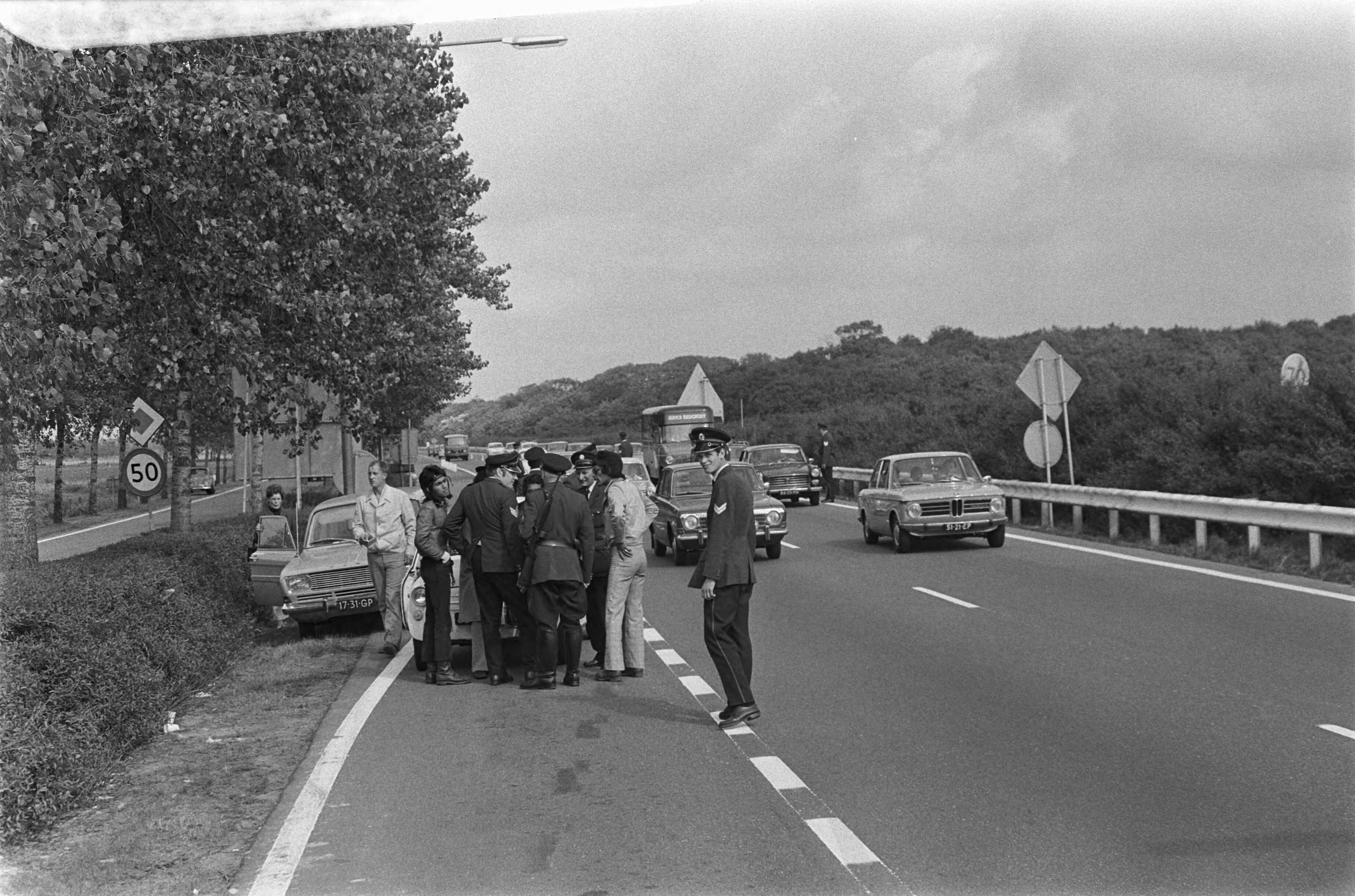 Fotocollectie Anefo — Staatsbezoek van President Soeharto aan Nederland; politie houdt auto's aan op wegen naar Den Haag als voorzorgsmaatregel tegen Ambonezen[Molukkers] — Foto: Mieremet, Rob / Anefo. Licentie: Set B: Rechtenvrij / Publiek Domein. Bron: Nationaal Archief. http://hdl.handle.net/10648/aba1f366-d0b4-102d-bcf8-003048976d84