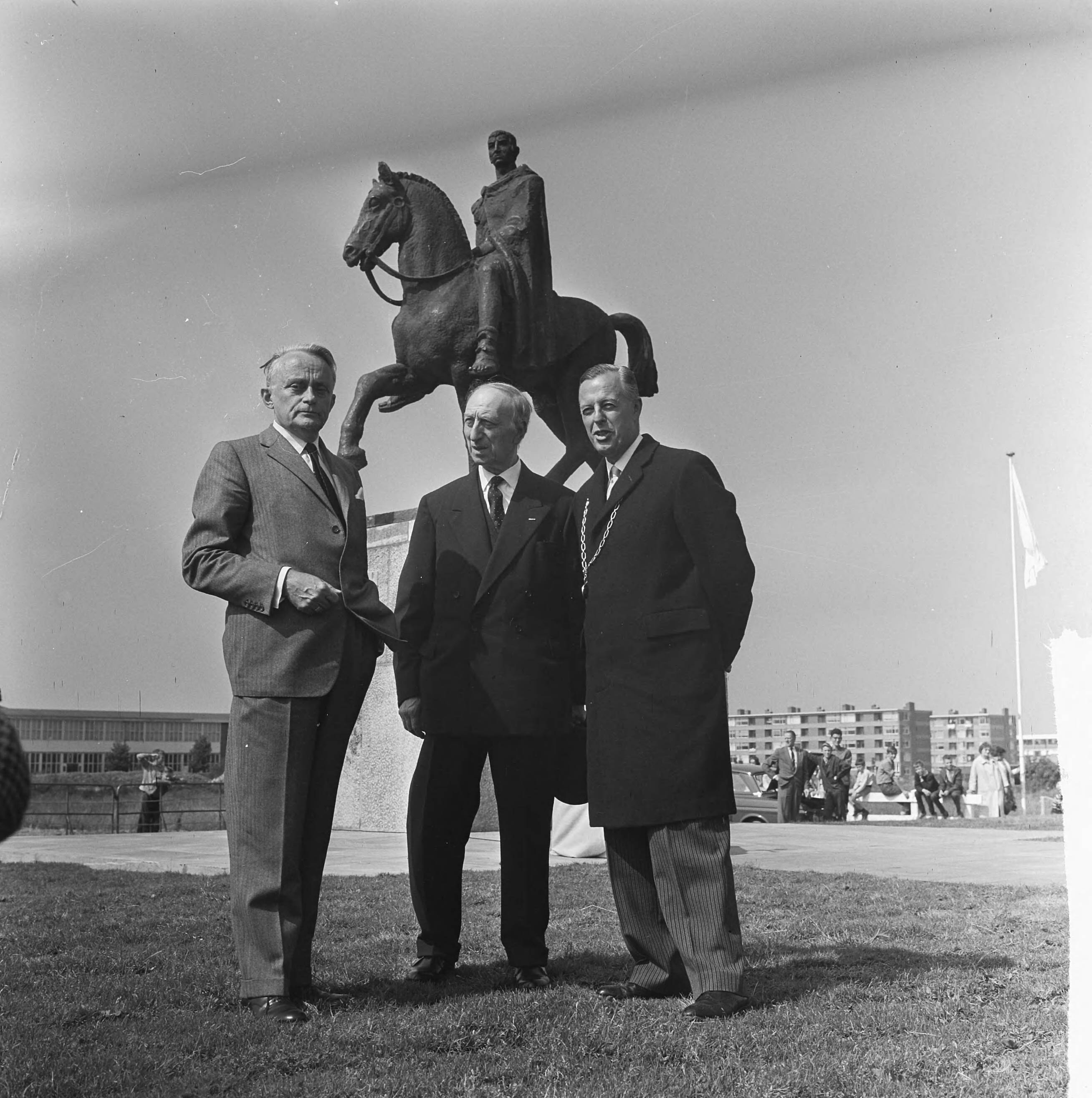 Fotocollectie Anefo — In Voorburg heeft de Commissaris van de Koningin in Zuid-Holland, mr. J. Klaasesz (links), een beeld onthuld van de beeldhouwer Albert Termote, voorstellend de oude Romeinse veldheer Corbulo, wiens naam nauw verbonden is met de geschiedenis van Voorburg. In het midden de Voorburgse beeldhouwer Albert Termote en rechts de burgemeester van Voorburg jhr. mr. A. Feith — Foto: Koch, Eric / Anefo. Licentie: Set B: Rechtenvrij / Publiek Domein. Bron: Nationaal Archief. http://hdl.handle.net/10648/aa708304-d0b4-102d-bcf8-003048976d84