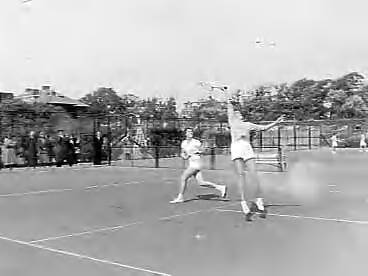 Fotocollectie Anefo — Nederlandse tenniskampioenschappen op de METS-banen te Scheveningen — Foto: Bilsen, Joop van / Anefo. Licentie: Set B: Rechtenvrij / Publiek Domein. Bron: Nationaal Archief. http://hdl.handle.net/10648/a9674bdc-d0b4-102d-bcf8-003048976d84