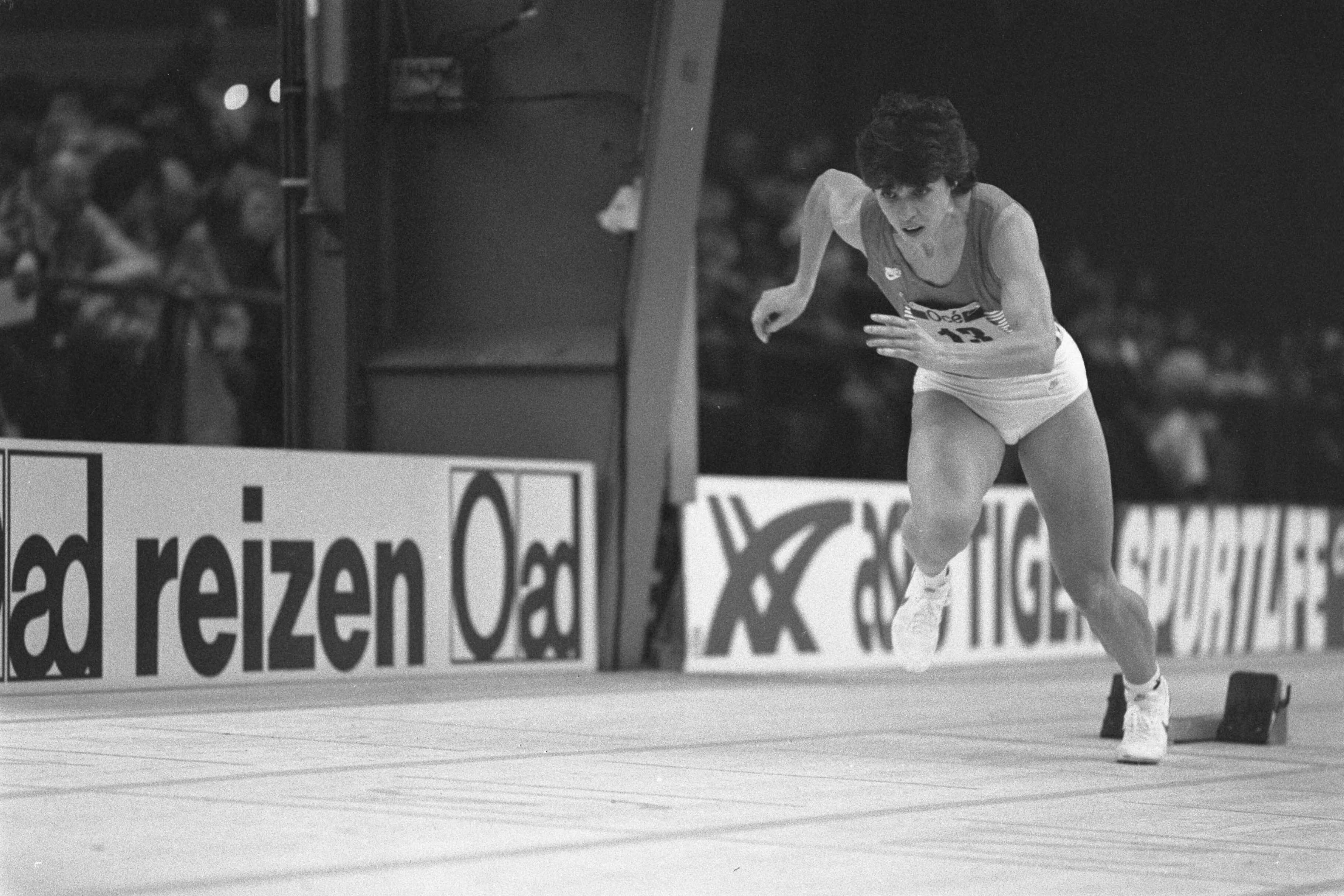 Fotocollectie Anefo — NK Indoor Atletiek in Den Haag ; Els Vader in winnende finale op 200 meter — Foto: Croes, Rob C. / Anefo. Licentie: Set B: Rechtenvrij / Publiek Domein. Bron: Nationaal Archief. http://hdl.handle.net/10648/ad5c7ae6-d0b4-102d-bcf8-003048976d84