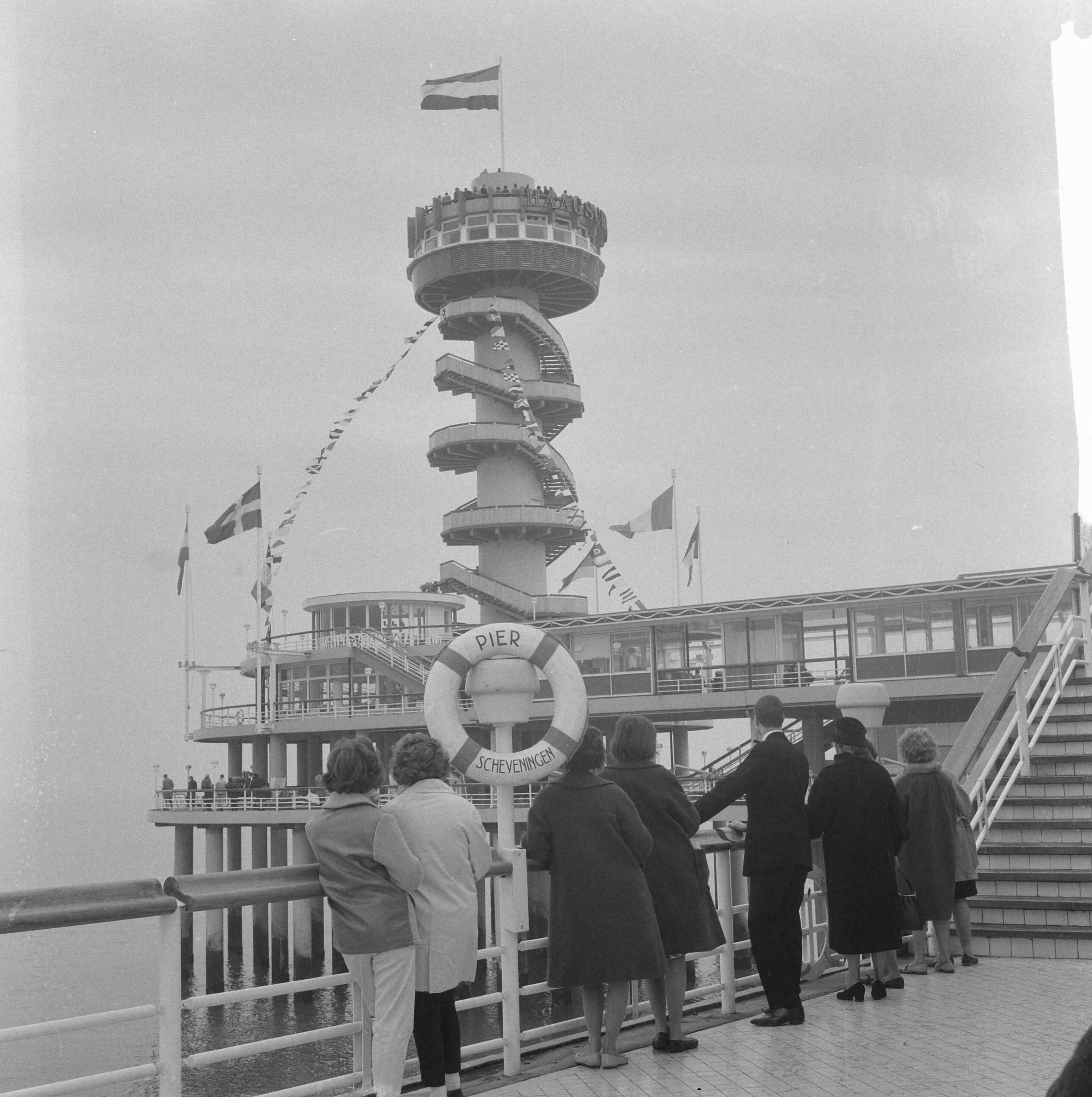 Fotocollectie Anefo — Uitkijktoren op de Pier van Scheveningen geopend — Foto: Koch, Eric / Anefo. Licentie: Set B: Rechtenvrij / Publiek Domein. Bron: Nationaal Archief. http://hdl.handle.net/10648/aa02ed08-d0b4-102d-bcf8-003048976d84