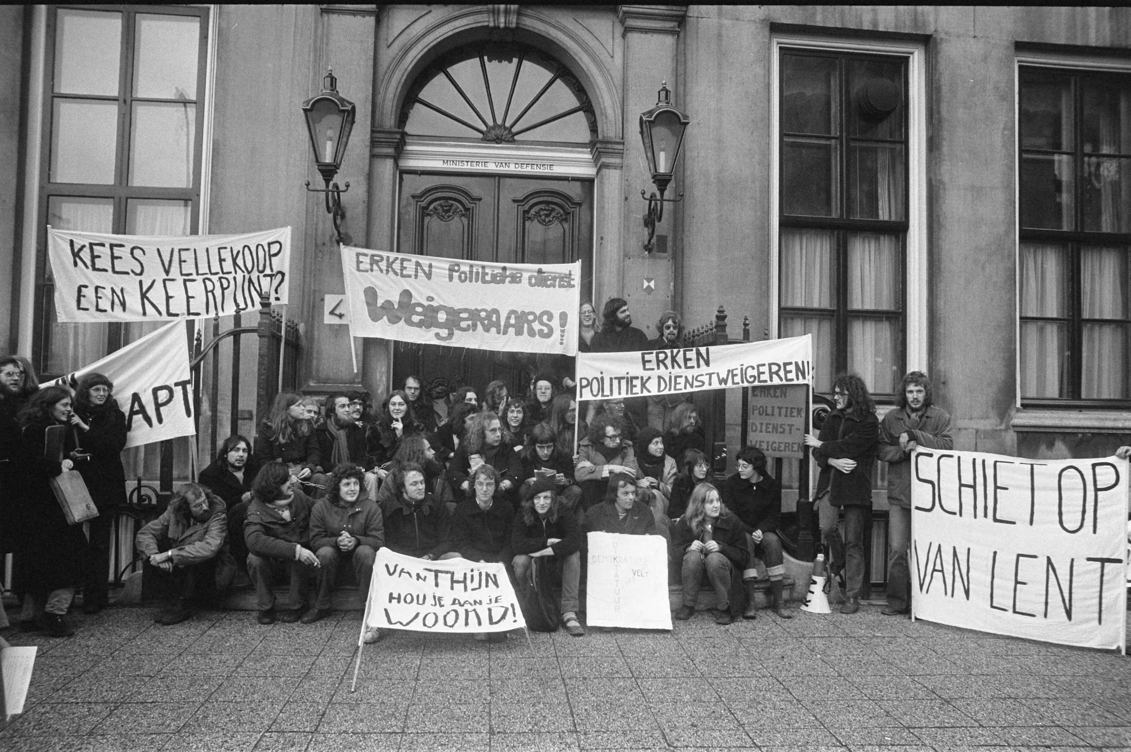 Fotocollectie Anefo — Demonstratie voor vrijlating van Kees Vellekoop (die om politieke redenen dienst weigert) voor Min. van Defensie in Den Haag ; overzicht demonstratie voor het — Foto: Peters, Hans / Anefo. Licentie: Set B: Rechtenvrij / Publiek Domein. Bron: Nationaal Archief. http://hdl.handle.net/10648/ac5c2196-d0b4-102d-bcf8-003048976d84