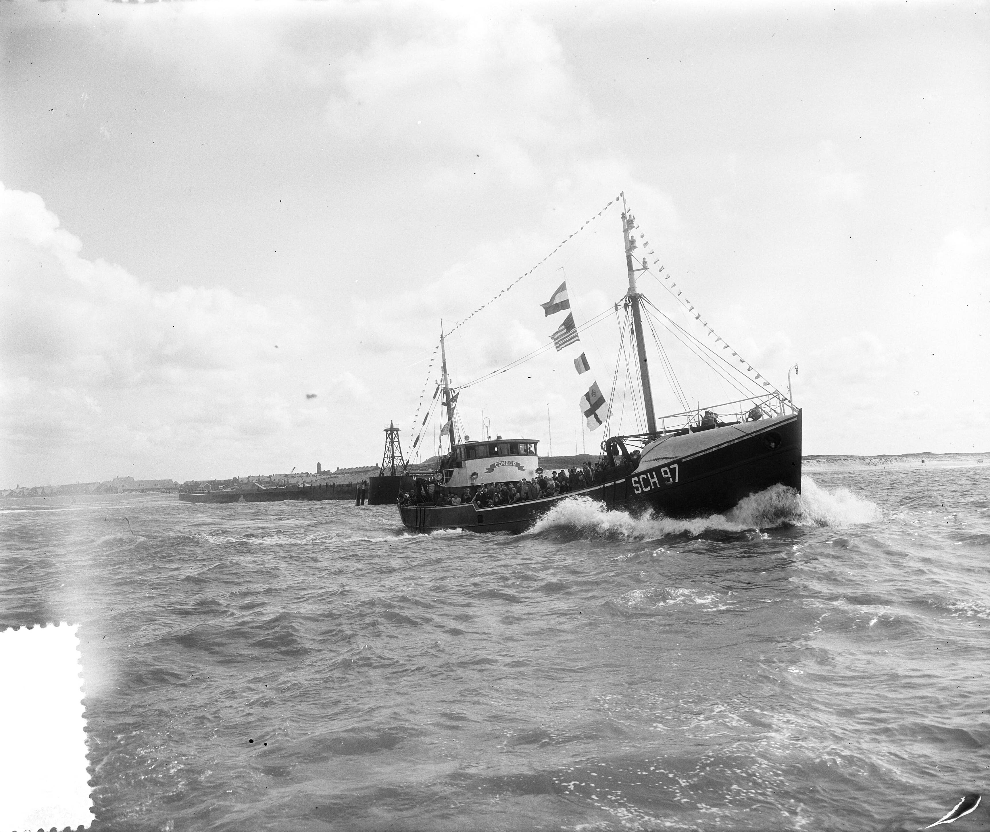 Fotocollectie Anefo — Vlaggetjesdag Scheveningen, vlootrevue en optocht — Foto: Rossem, Wim van / Anefo. Licentie: Set B: Rechtenvrij / Publiek Domein. Bron: Nationaal Archief. http://hdl.handle.net/10648/a935b8a6-d0b4-102d-bcf8-003048976d84