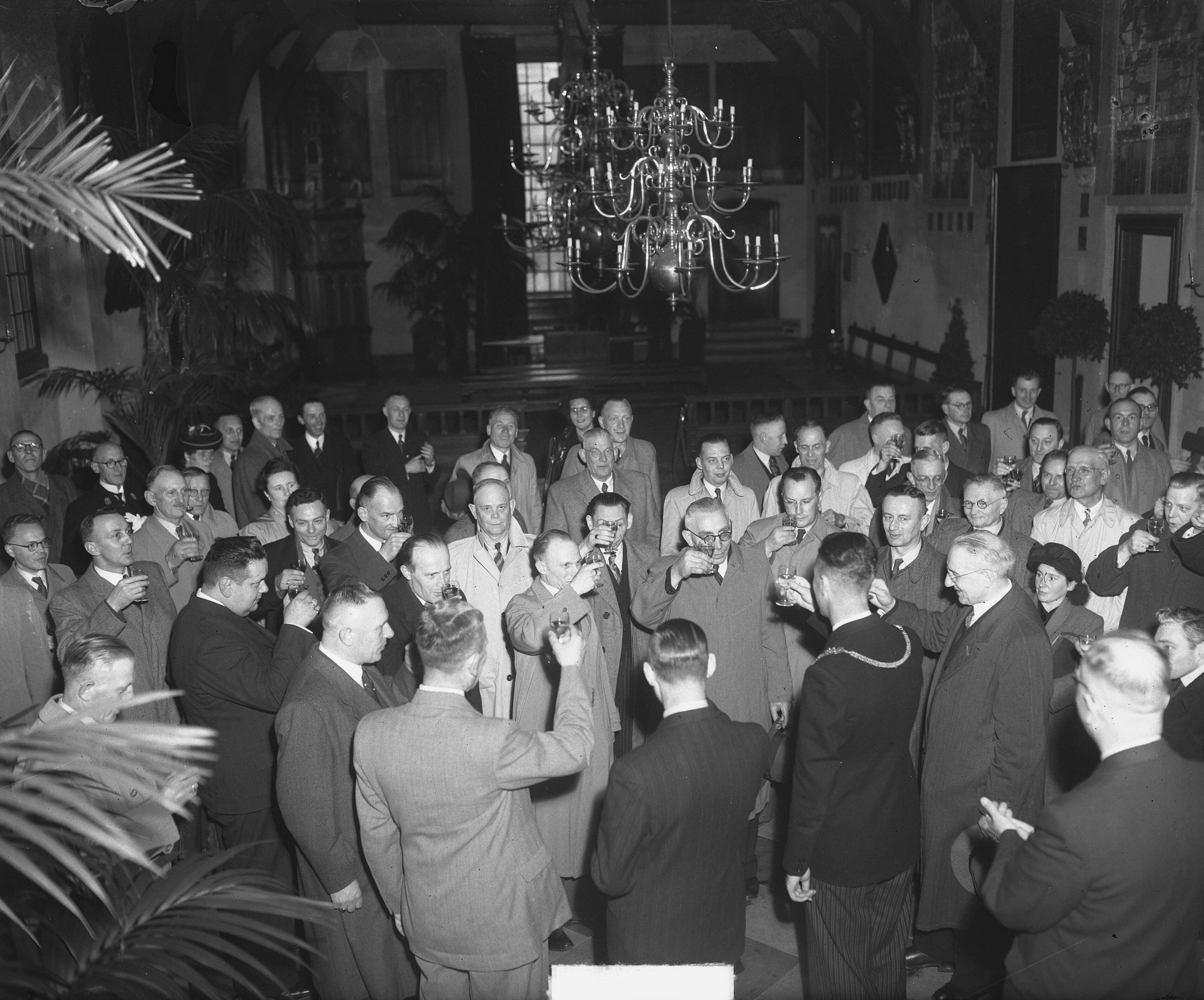 Fotocollectie Anefo — Sigarenwinkeliers Haarlem in stadhuis — Foto: Merk, Ben / Anefo. Licentie: Set B: Rechtenvrij / Publiek Domein. Bron: Nationaal Archief. http://hdl.handle.net/10648/a8c7dd54-d0b4-102d-bcf8-003048976d84