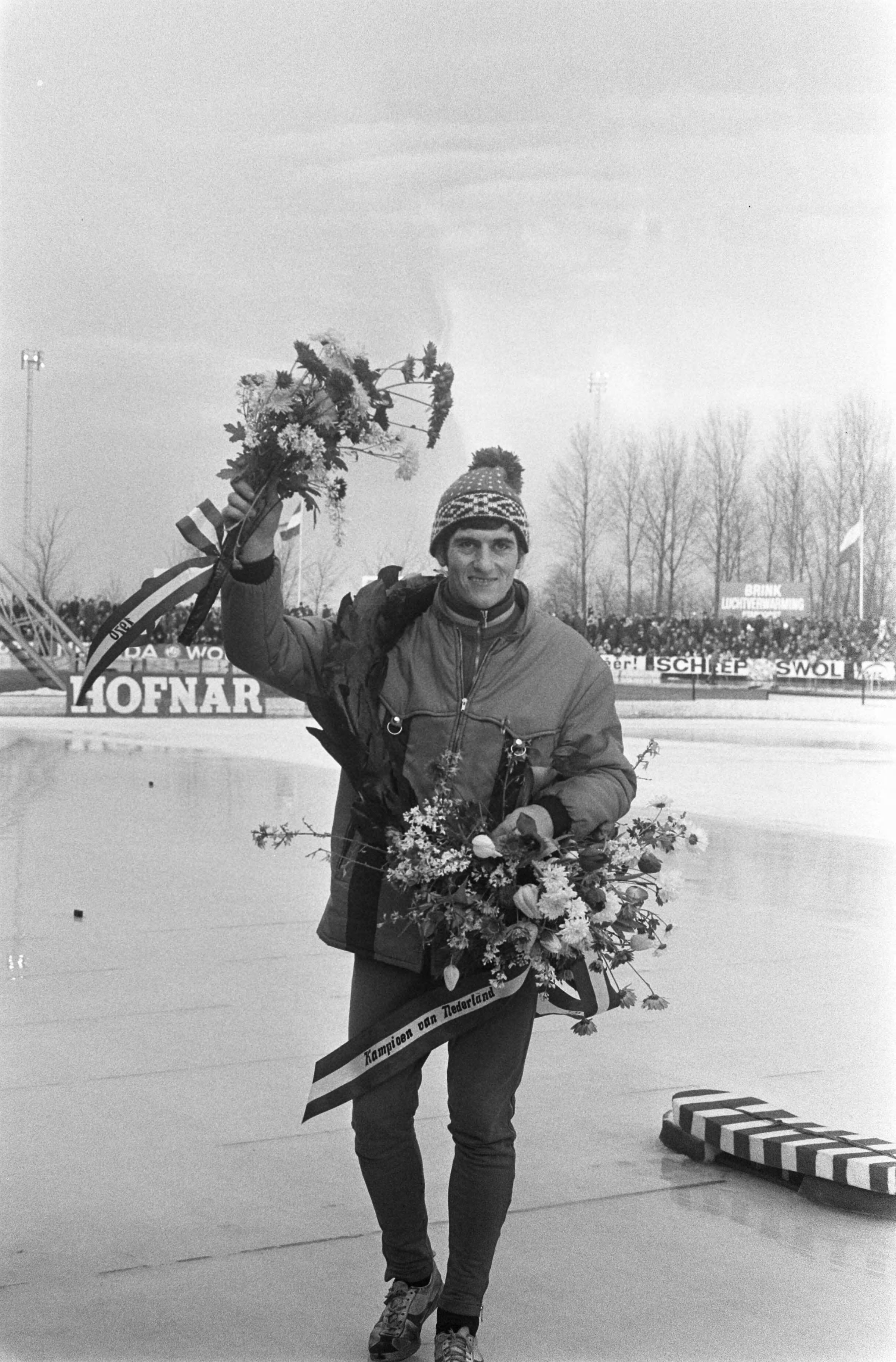 Nederlandse kampioenschappen schaatsen dames en heren te Deventer. — Nederlandse kampioenschappen schaatsen dames en heren te Deventer. Jan Bazen winnaar sprintafstanden — Foto: Fotograaf Onbekend / Anefo. Licentie: Set B: Rechtenvrij / Publiek Domein. Bron: Nationaal Archief. http://hdl.handle.net/10648/ab88e24a-d0b4-102d-bcf8-003048976d84