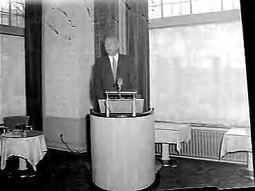 Fotocollectie Anefo — Bijeenkomst van drie centrale landbouworganisaties ter herdenking van het 10 jarig bestaan van de Internationale Federatie van Agrarische Producenten (IFAP) in hotel De Wittebrug te Den Haag — Foto: Behrens, Herbert F. / Anefo. Licentie: Set B: Rechtenvrij / Publiek Domein. Bron: Nationaal Archief. http://hdl.handle.net/10648/a95dcb02-d0b4-102d-bcf8-003048976d84