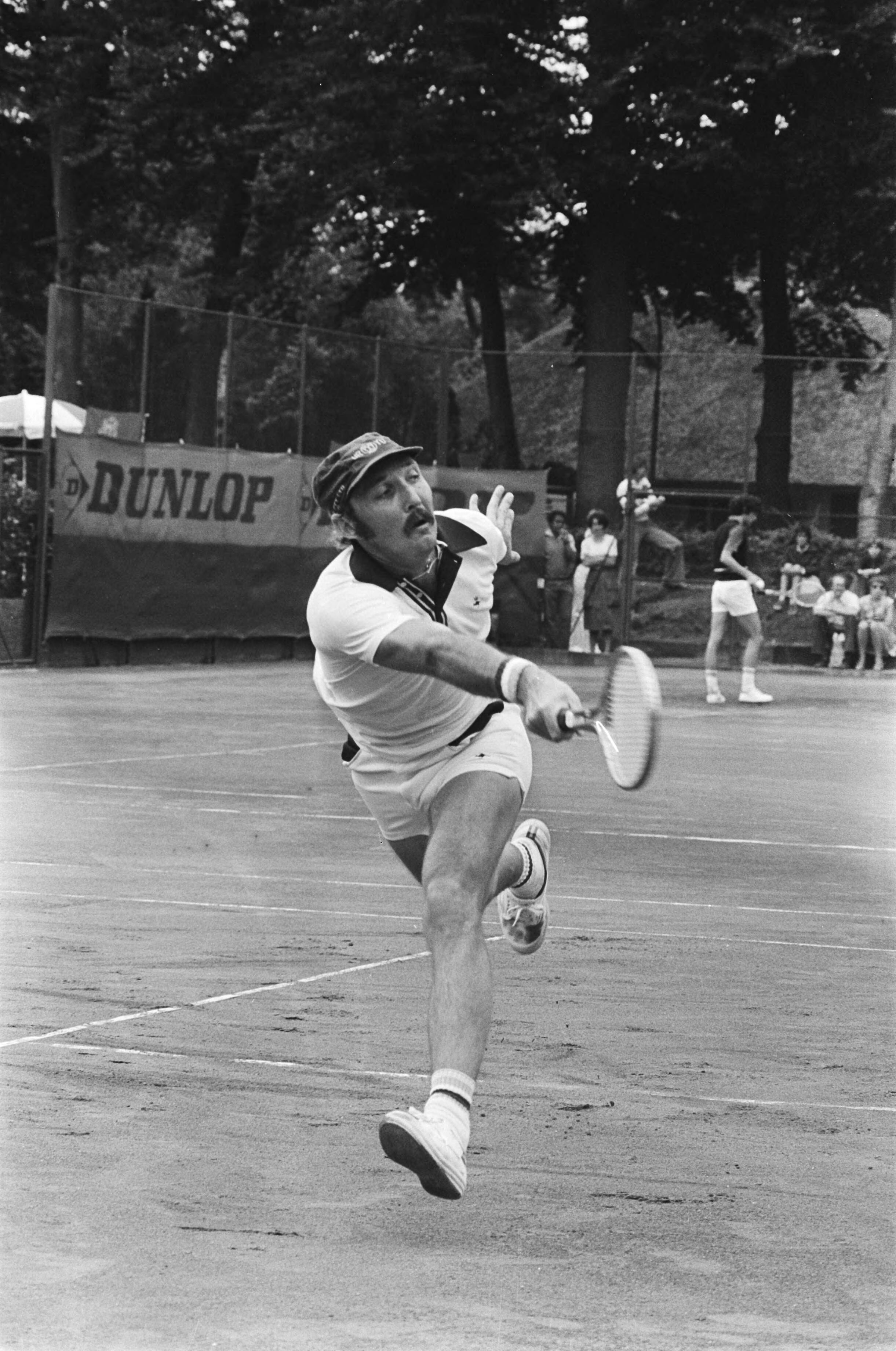 Fotocollectie Anefo — Internationaal tennistoernooi Melkhuisje in Hilversum; Australier John Marks in actie — Foto: Verhoeff, Bert / Anefo. Licentie: Set B: Rechtenvrij / Publiek Domein. Bron: Nationaal Archief. http://hdl.handle.net/10648/ac9f68f2-d0b4-102d-bcf8-003048976d84