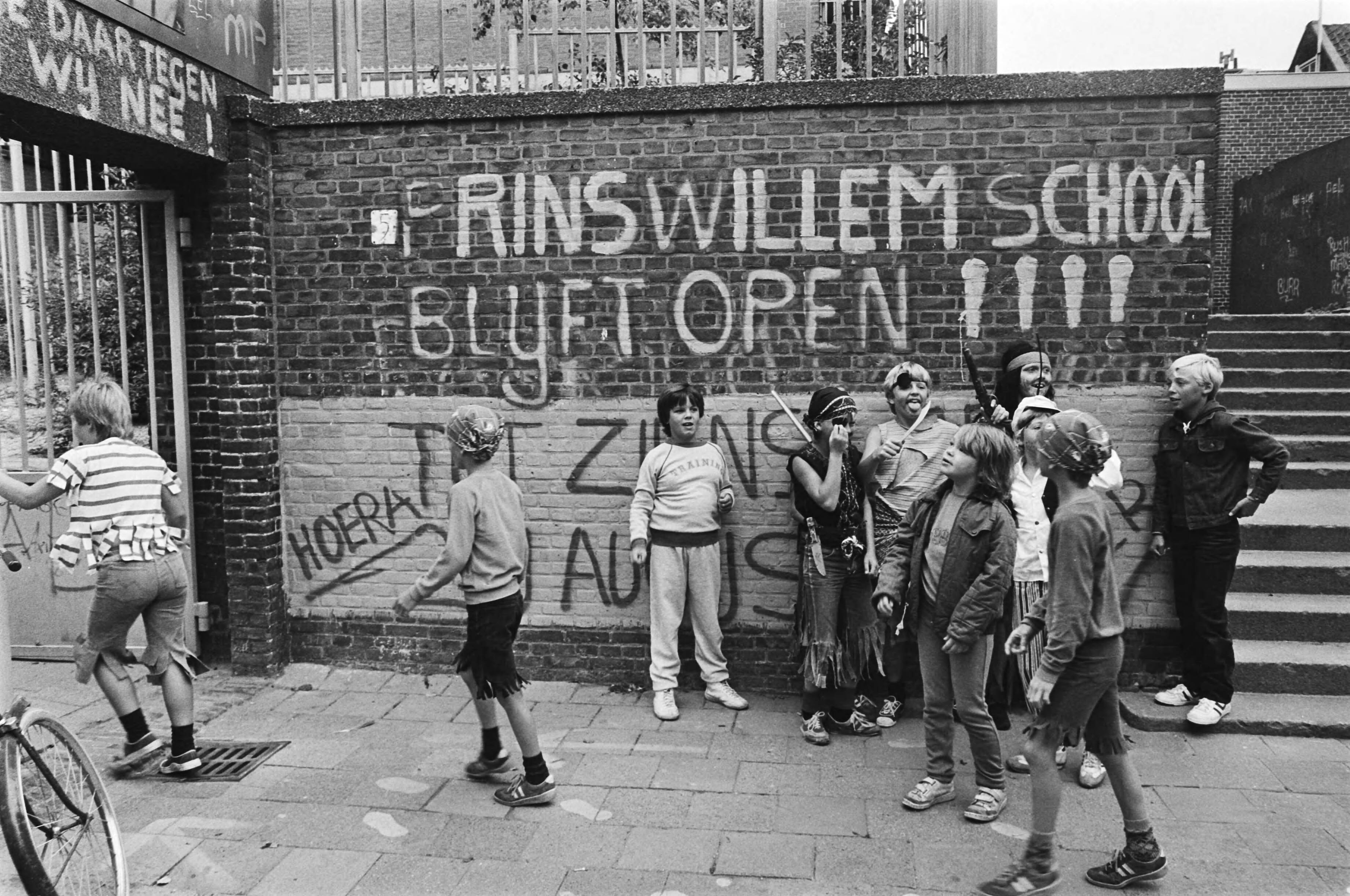 Eerste schooldag van de openbare Prins Willemschool in Scheveningen die de volgende dag zal worden gesloten wegens een te klein leerlingenaantal — Prins Willemschool|Zuid-Holland|Scheveningen|basisonderwijs |bezuinigingen|Prins Willemschool — Foto: Croes, Rob C. / Anefo. Licentie: Set B: Rechtenvrij / Publiek Domein. Bron: Nationaal Archief. http://hdl.handle.net/10648/ad2cf2ee-d0b4-102d-bcf8-003048976d84