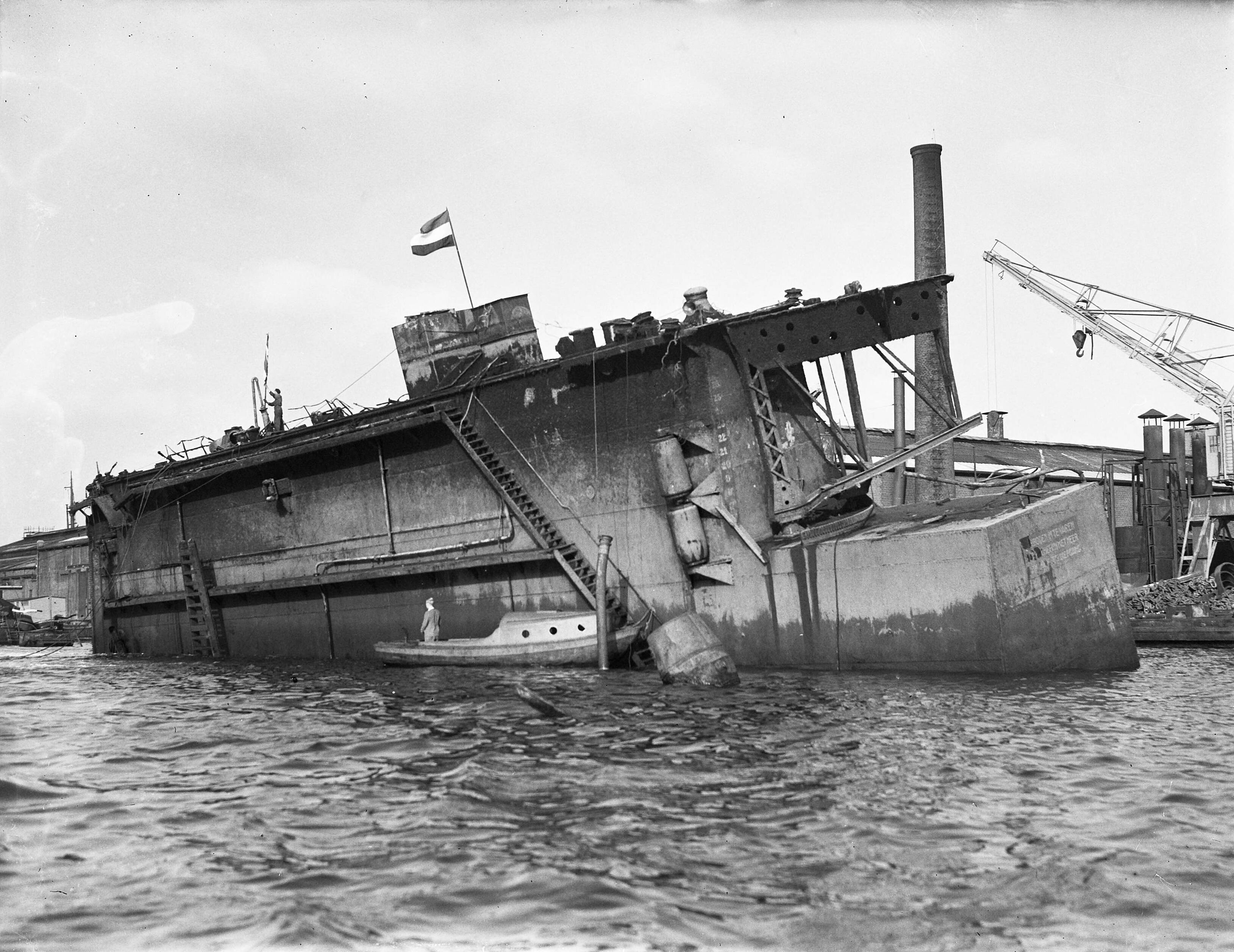 Fotocollectie Anefo — Dok te Amsterdam wordt gelicht — Foto: Noske, J.D. / Anefo. Licentie: Set B: Rechtenvrij / Publiek Domein. Bron: Nationaal Archief. http://hdl.handle.net/10648/a8adb014-d0b4-102d-bcf8-003048976d84