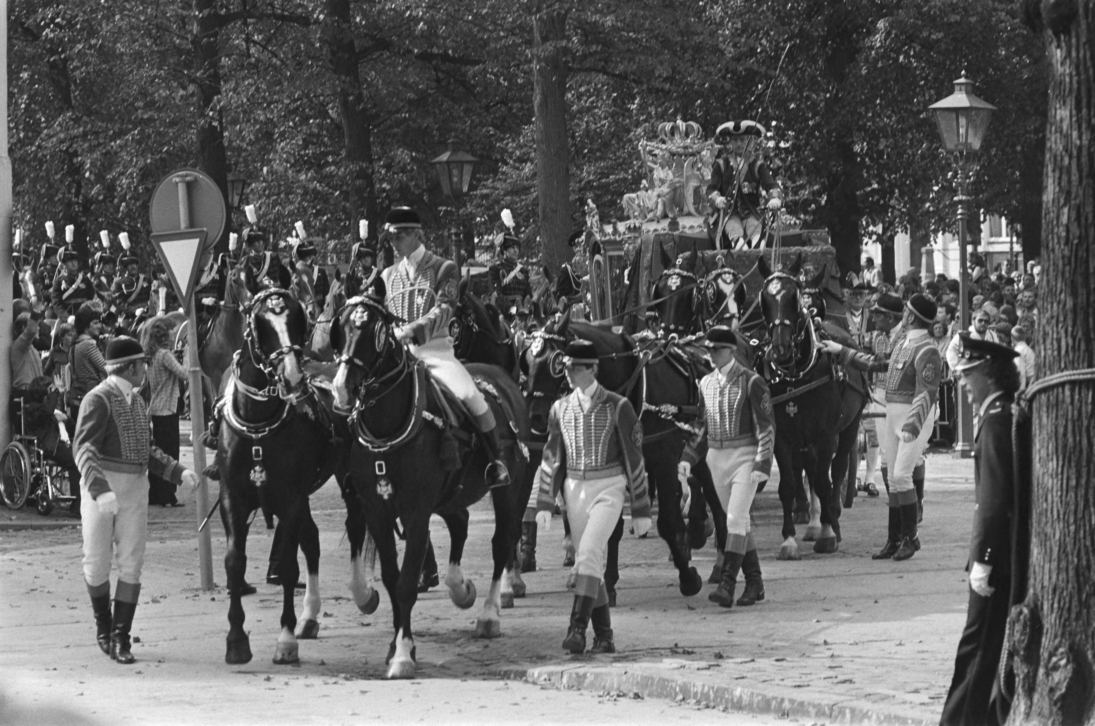 Prinsjesdag 1980 — Koningin Beatrix en gevolg tijdens de ronde door Den Haag met de gouden koets — Foto: Antonisse, Marcel / Anefo. Licentie: Set B: Rechtenvrij / Publiek Domein. Bron: Nationaal Archief. http://hdl.handle.net/10648/ace8026a-d0b4-102d-bcf8-003048976d84