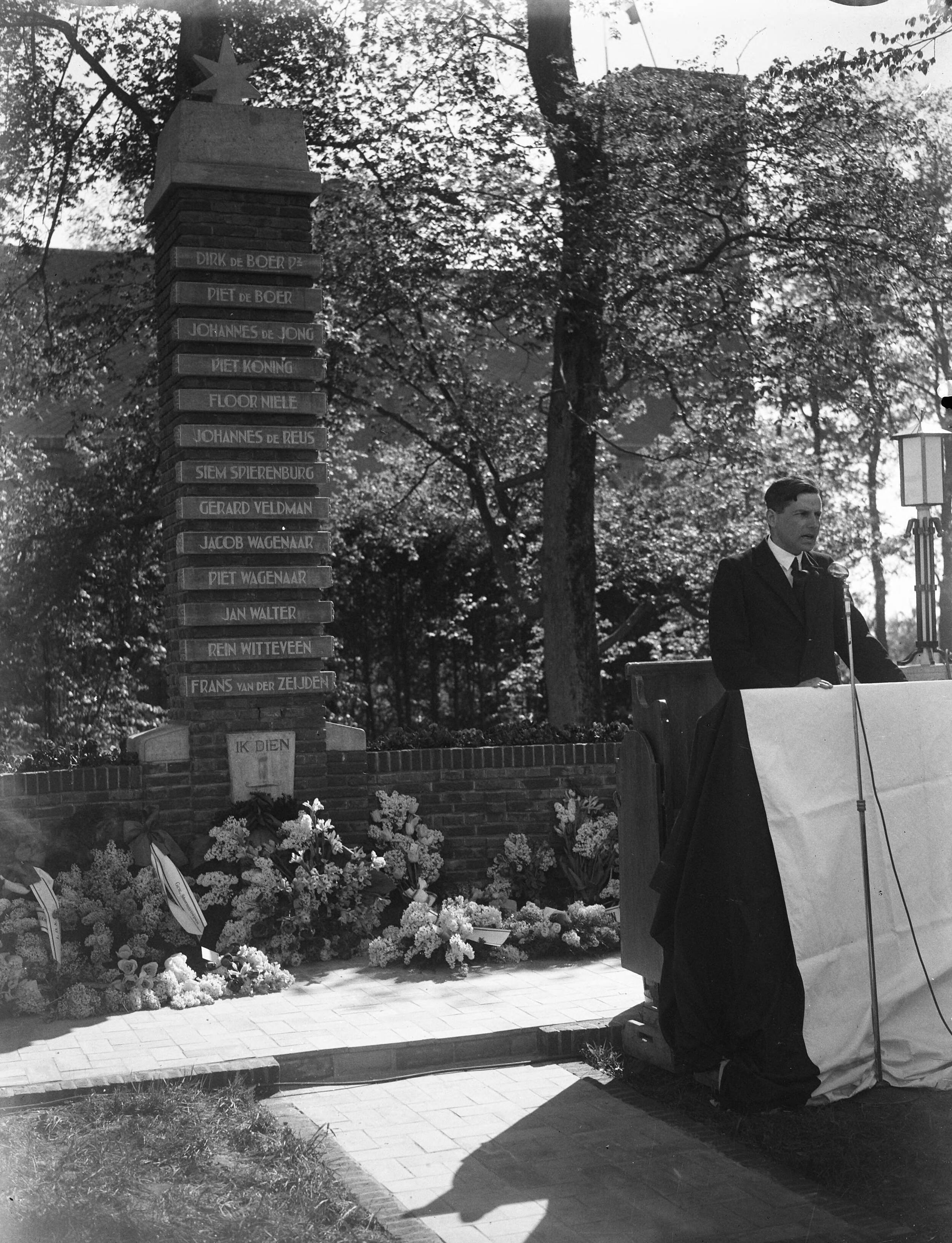 Fotocollectie Anefo — Onthulling van het Monument aan de Noordervaart te Stompetoren — Foto: Sagers, Harry / Anefo. Licentie: Set B: Rechtenvrij / Publiek Domein. Bron: Nationaal Archief. http://hdl.handle.net/10648/a89daa34-d0b4-102d-bcf8-003048976d84