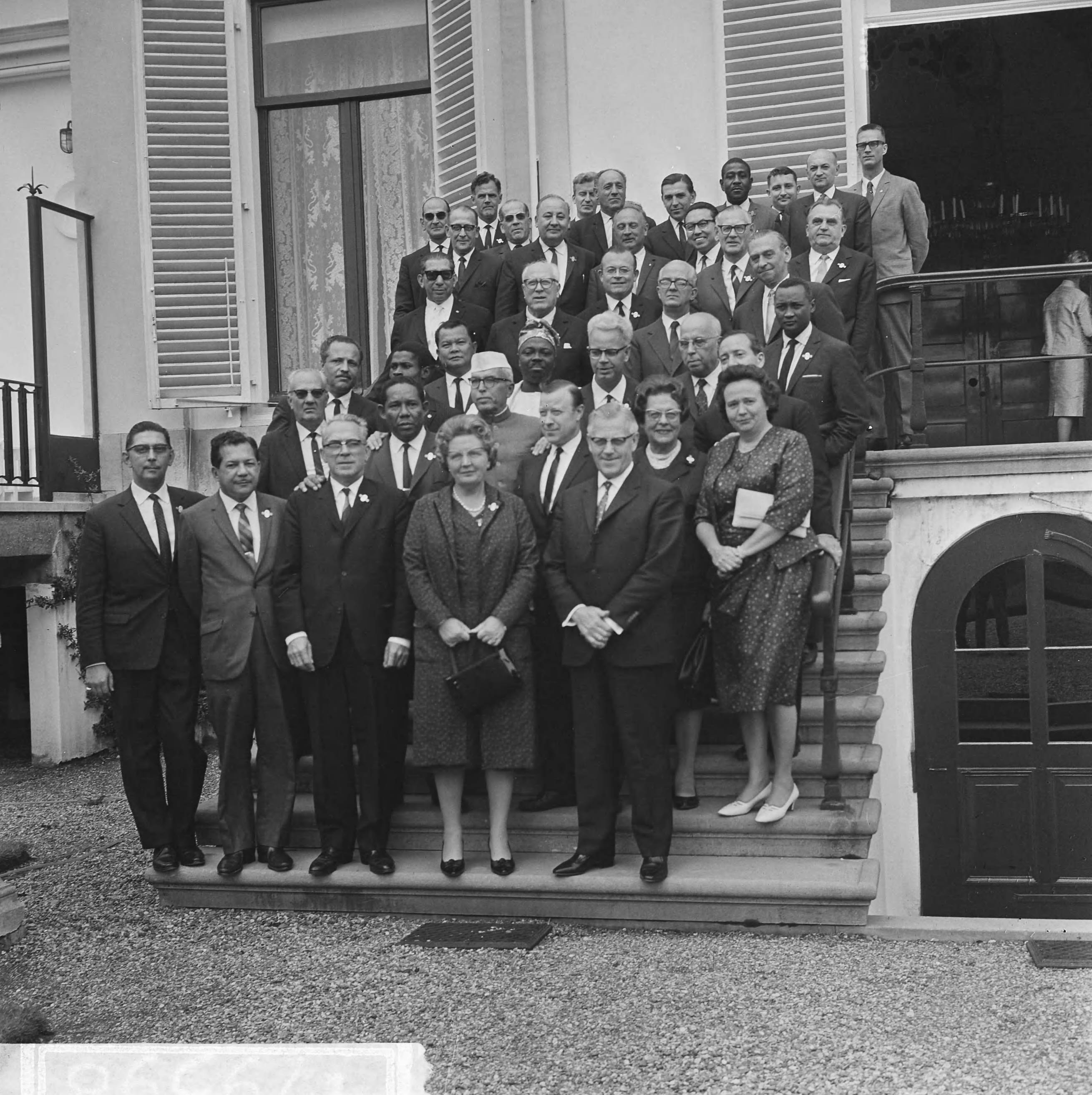 Koningin Juliana ontvangt op paleis Soestdijk een delegatie van het IVVV-congres — Koningin Juliana te midden van de delegatie; rechts naast haar de heer A. Geyer, voorzitter van het IVVV — Foto: Koch, Eric / Anefo. Licentie: Set B: Rechtenvrij / Publiek Domein. Bron: Nationaal Archief. http://hdl.handle.net/10648/aab3e0d6-d0b4-102d-bcf8-003048976d84