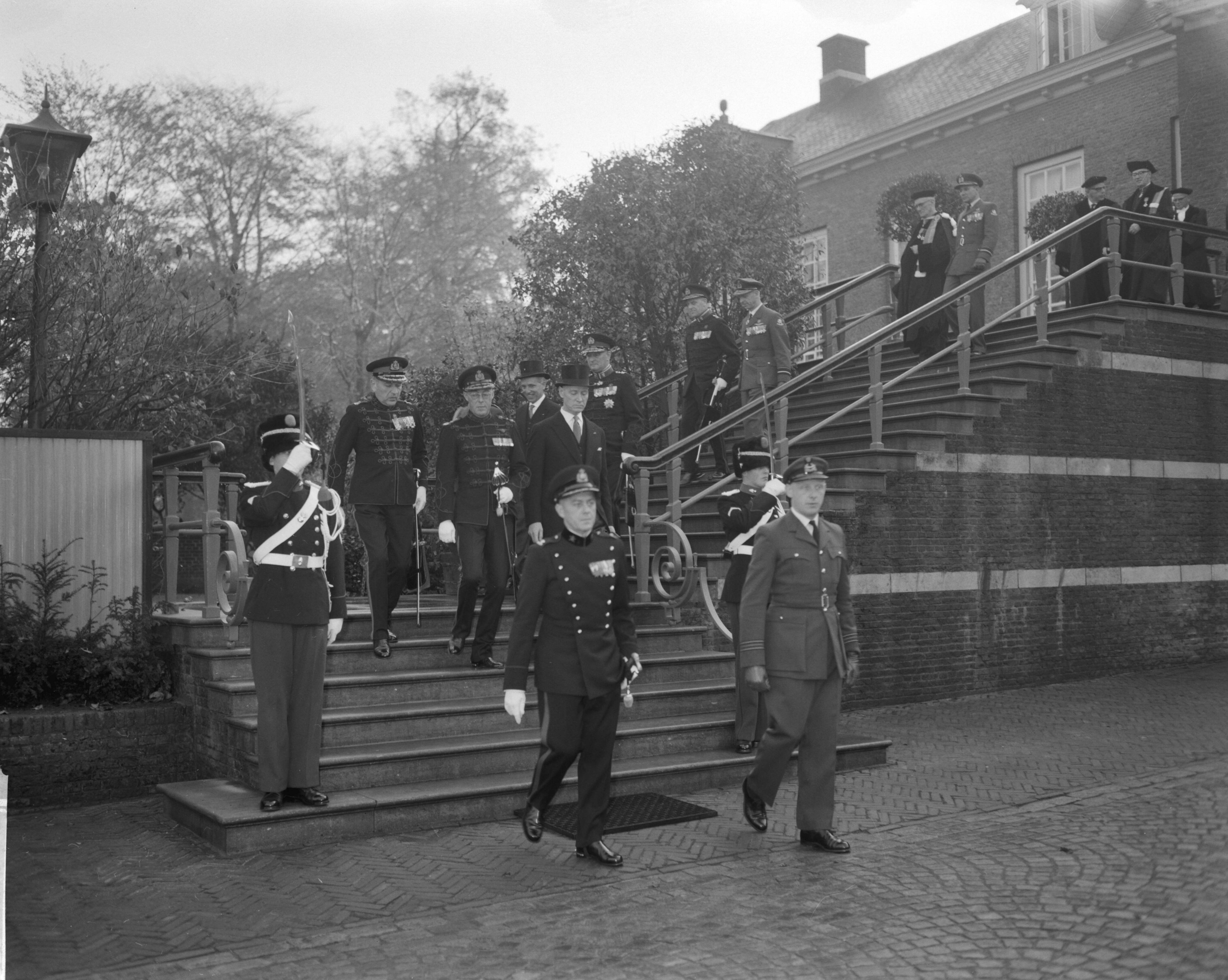 Fotocollectie Anefo — Prins Bernhard bij installatie van het curatorium en de Raad van Gouverneur en Assessoren van de Koninklijke Militaire Academie te Breda. Vertrek van het cortege vanaf de gouverneurswoning. Links naast prins Bernhard de gouverneur van de academier, brigade-generaal W. van Reede, rechts de staatssecretaris van Defensie, mr. R.H. Calmeijer — Foto: Bilsen, Joop van / Anefo. Licentie: Set B: Rechtenvrij / Publiek Domein. Bron: Nationaal Archief. http://hdl.handle.net/10648/a9edaf92-d0b4-102d-bcf8-003048976d84
