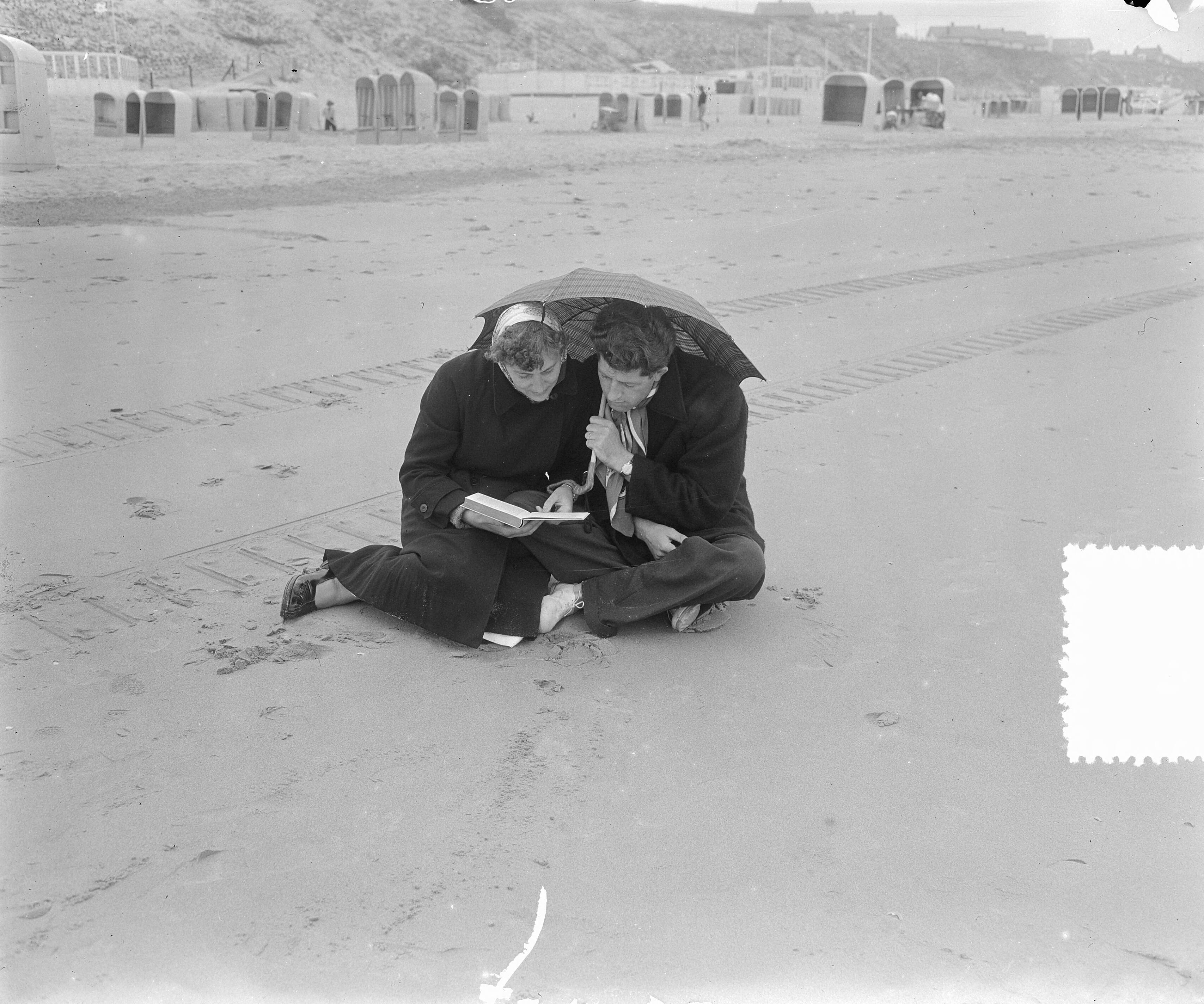Fotocollectie Anefo — Regenplaatsjes op strand van Zandvoort — Foto: Pot, Harry / Anefo. Licentie: Set B: Rechtenvrij / Publiek Domein. Bron: Nationaal Archief. http://hdl.handle.net/10648/a90de312-d0b4-102d-bcf8-003048976d84
