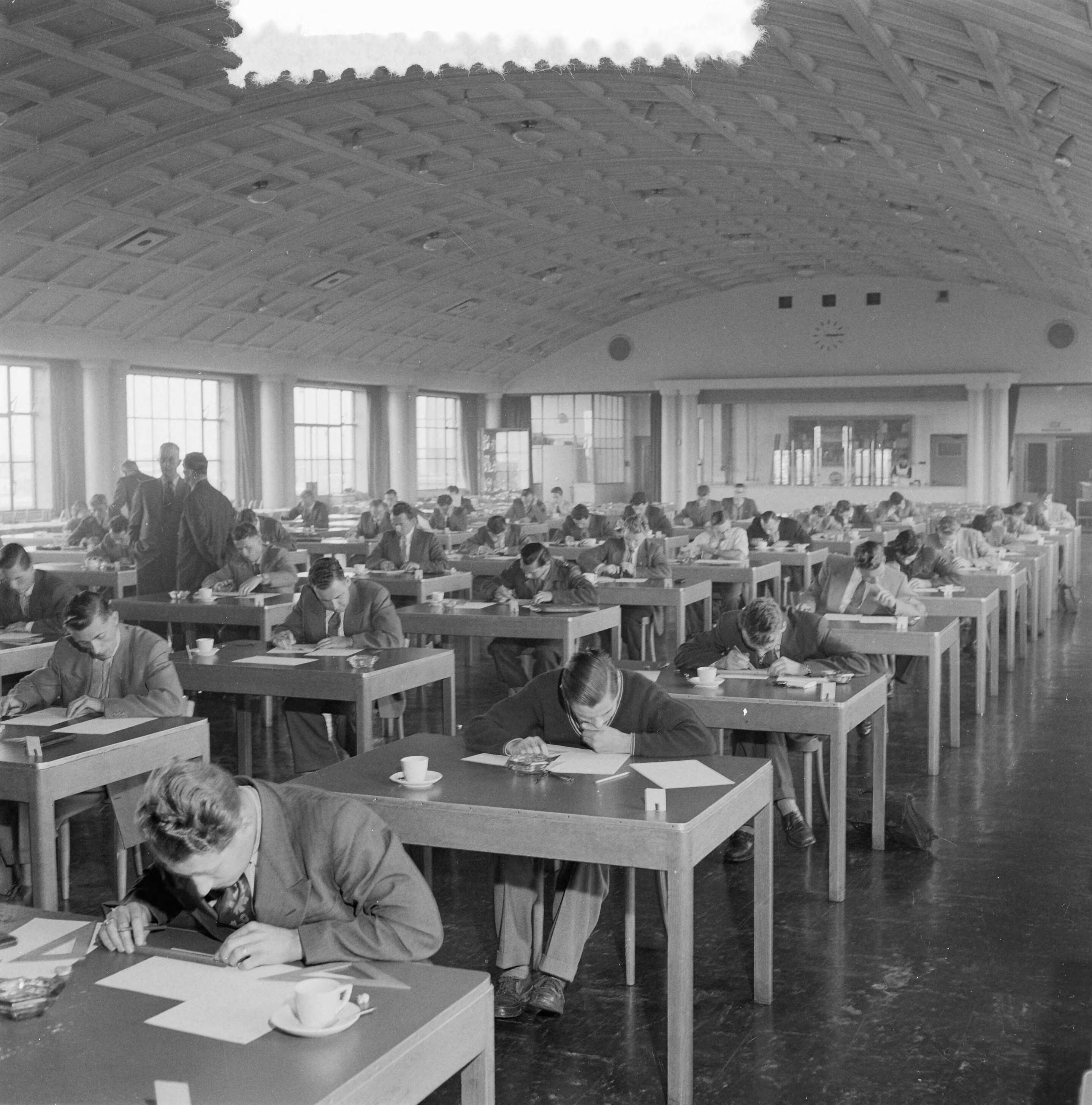 Fotocollectie Anefo — Opdrachten examens Den Haag voor Internationaal Technisch Studiecentrum Amsterdam — Foto: Behrens, Herbert F. / Anefo. Licentie: Set B: Rechtenvrij / Publiek Domein. Bron: Nationaal Archief. http://hdl.handle.net/10648/a93b2a48-d0b4-102d-bcf8-003048976d84