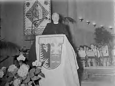 Fotocollectie Anefo — Viering Gouden Feest van de Interdiocesane Katholieke Middenstandsbond in het Concertgebouw Haarlem — Foto: Rossem, Wim van / Anefo. Licentie: Set B: Rechtenvrij / Publiek Domein. Bron: Nationaal Archief. http://hdl.handle.net/10648/a9604990-d0b4-102d-bcf8-003048976d84