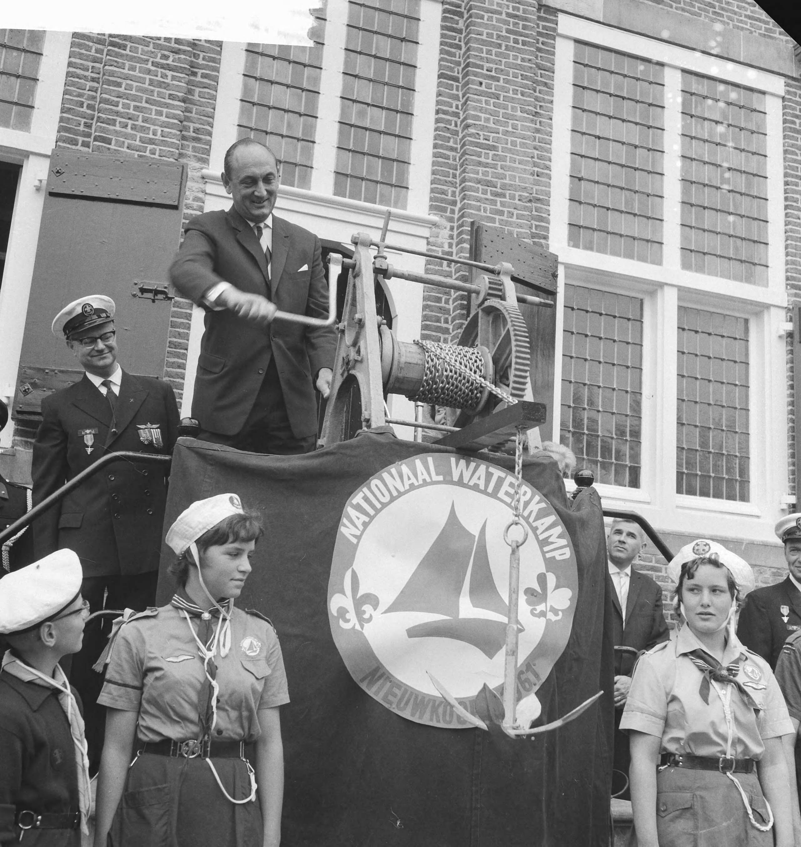 Fotocollectie Anefo — Opening Nationaal Waterkamp in Nieuwkoop. Minister Toxopeus opent het Watekampioenschappen — Foto: Koch, Eric / Anefo. Licentie: Set B: Rechtenvrij / Publiek Domein. Bron: Nationaal Archief. http://hdl.handle.net/10648/a9dd9a9e-d0b4-102d-bcf8-003048976d84