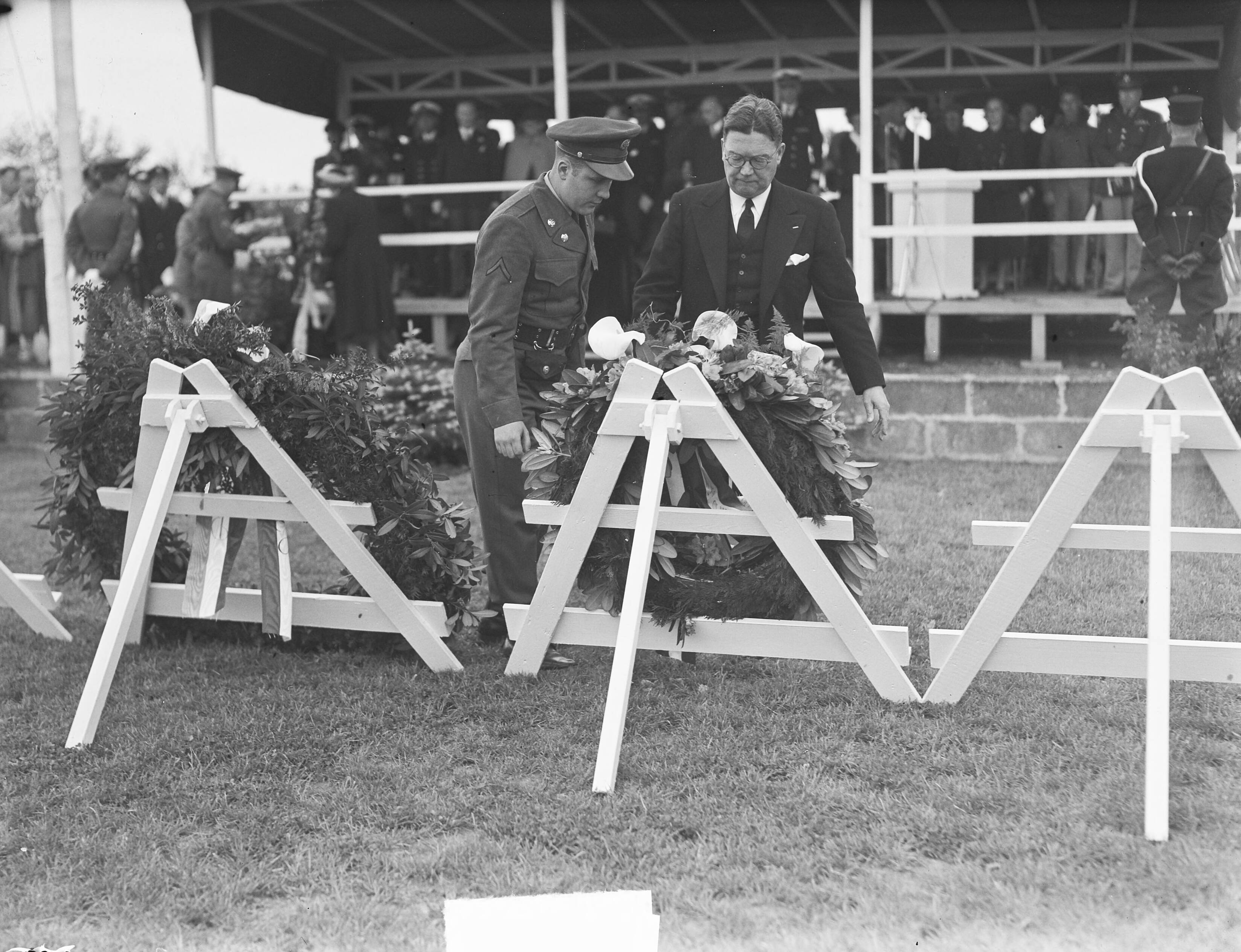 Fotocollectie Anefo — Memorialday op Margraten, Chapin legt krans — Foto: Oorschot, […] van / Anefo. Licentie: Set B: Rechtenvrij / Publiek Domein. Bron: Nationaal Archief. http://hdl.handle.net/10648/a8d91452-d0b4-102d-bcf8-003048976d84