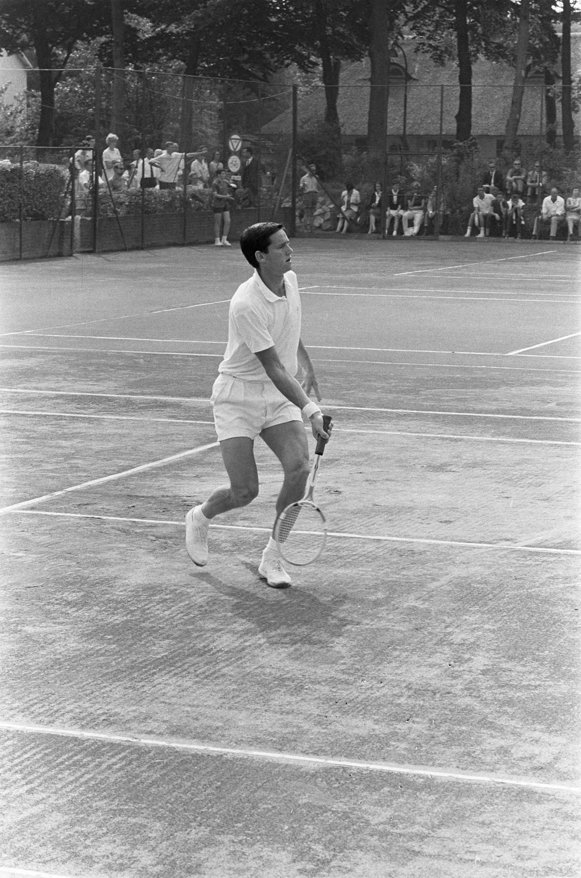 Fotocollectie Anefo — Tennis op 't Melkhuisje in Hilversum — Foto: Broers, F.N. / Anefo. Licentie: Set B: Rechtenvrij / Publiek Domein. Bron: Nationaal Archief. http://hdl.handle.net/10648/aa3f6c10-d0b4-102d-bcf8-003048976d84