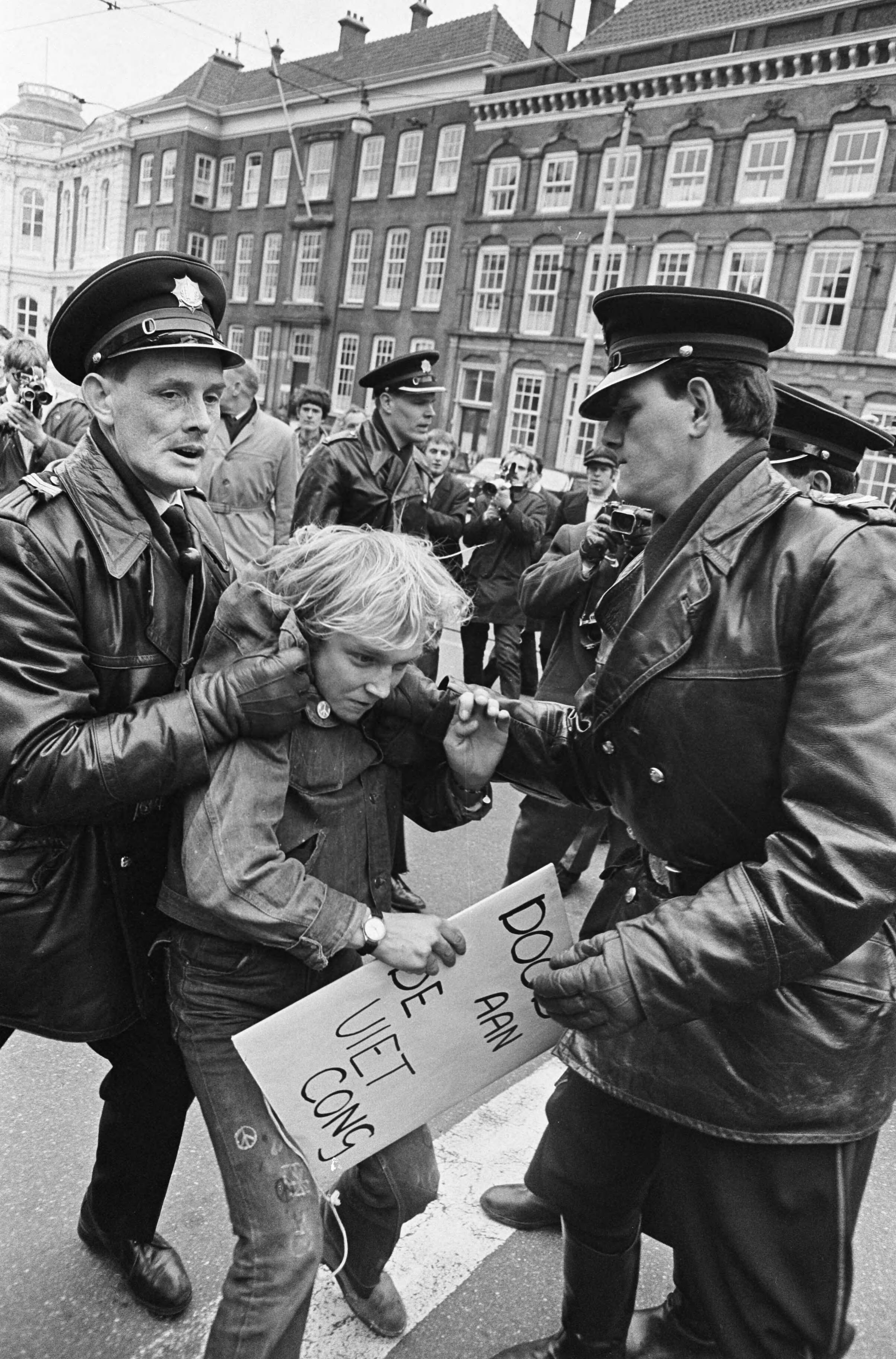 Fotocollectie Anefo — Anti-Vietnam demonstratie in Den Haag, een provo wordt gearresteerd — Foto: Kroon, Ron / Anefo. Licentie: Set B: Rechtenvrij / Publiek Domein. Bron: Nationaal Archief. http://hdl.handle.net/10648/ab1613dc-d0b4-102d-bcf8-003048976d84