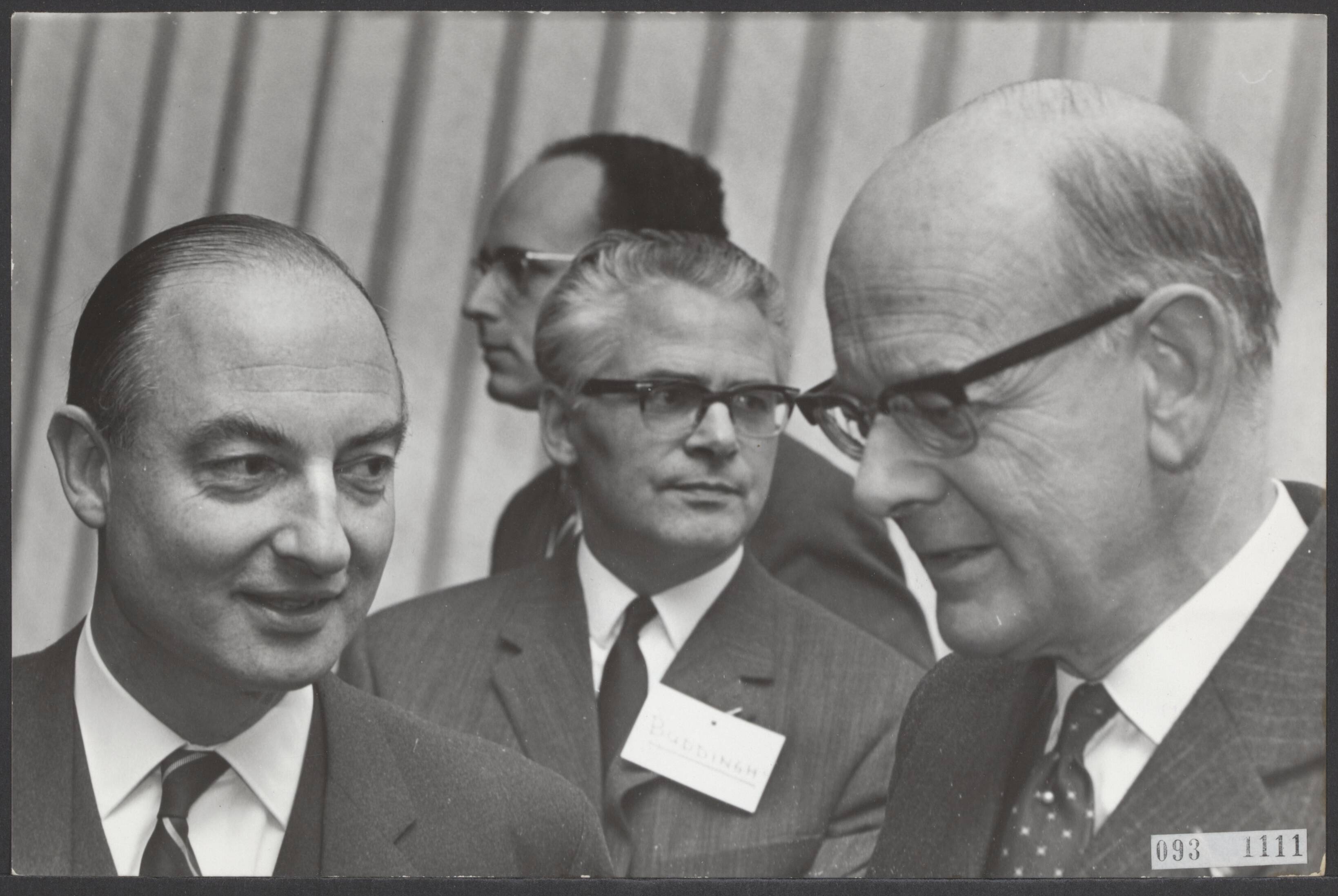 Fotocollectie Elsevier Binnenland — Congres Christen-Radicalen te Scheveningen. Anti-radicaal Schmelzer in gesprek met de voorzitter van het congres prof. mr. W.F. de Gaay Fortman. In het midden radicaal B. Buddingh — Foto: Kroon, Ron / Anefo. Licentie: Set B: Rechtenvrij / Publiek Domein. Bron: Nationaal Archief. http://hdl.handle.net/10648/ae2a3df0-d0b4-102d-bcf8-003048976d84