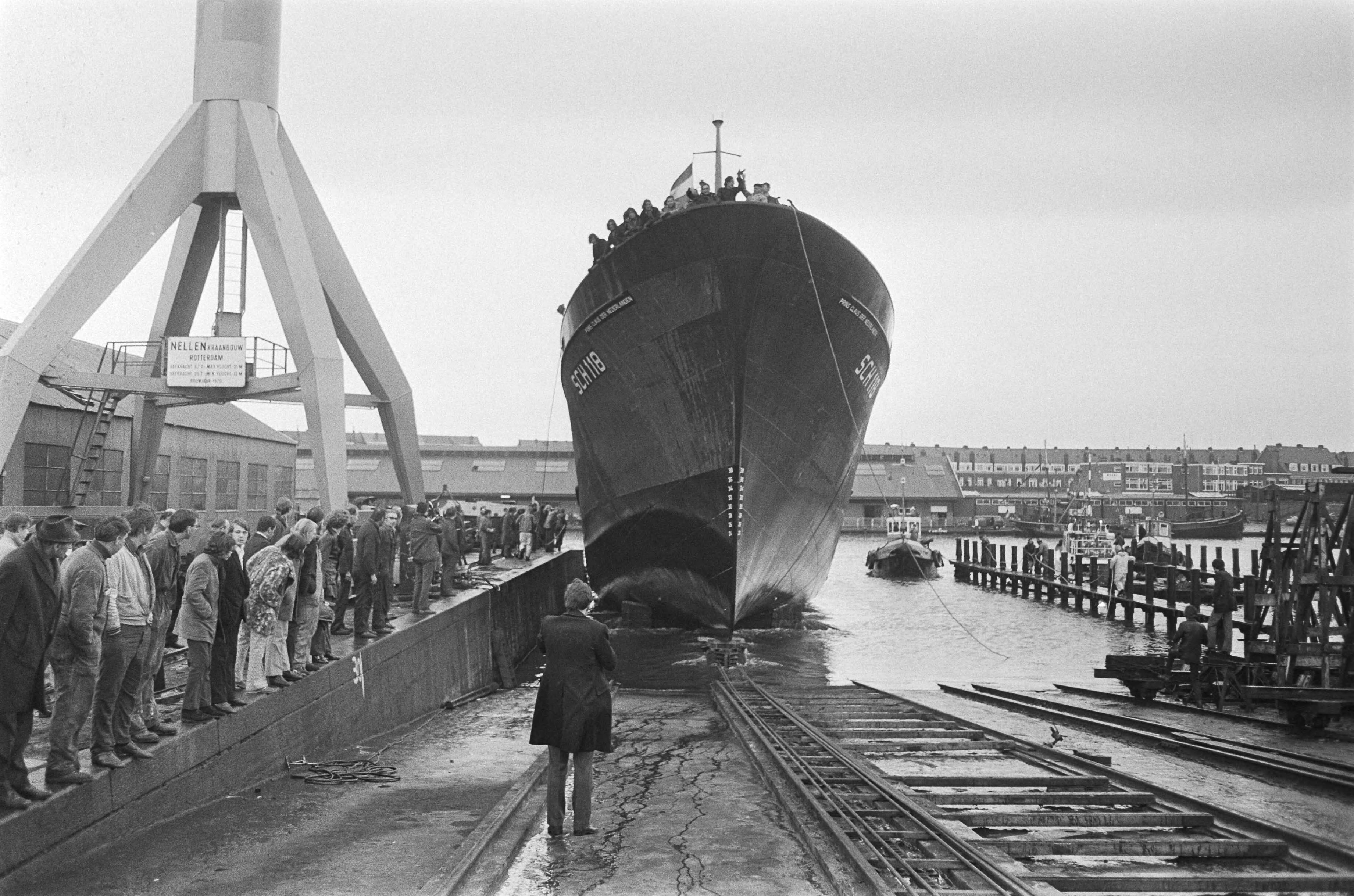 Tewaterlating door prins Claus van de hektrawler 'Prins Claus der Nederlanden' — Prins Claus tijdens de tewaterlating — Foto: Fotograaf Onbekend / Anefo. Licentie: Set B: Rechtenvrij / Publiek Domein. Bron: Nationaal Archief. http://hdl.handle.net/10648/abb8ba38-d0b4-102d-bcf8-003048976d84
