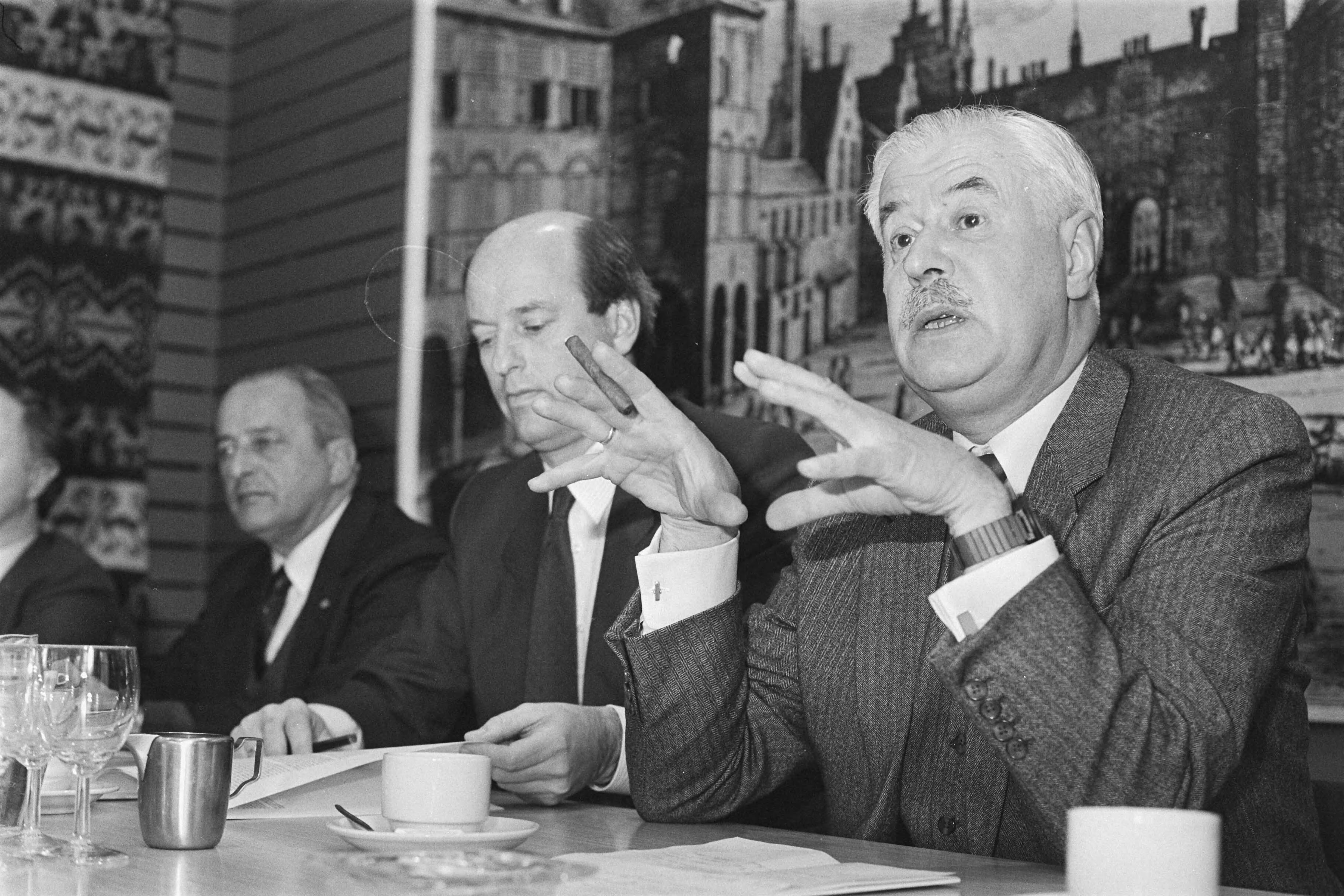 Fotocollectie Anefo — Presentatie support Cie. Pannenborg door voorzitter prof. dr. ir. A. E. Pannenborg ( Den Haag ) — Foto: Croes, Rob C. / Anefo. Licentie: Set B: Rechtenvrij / Publiek Domein. Bron: Nationaal Archief. http://hdl.handle.net/10648/ad41b6b6-d0b4-102d-bcf8-003048976d84