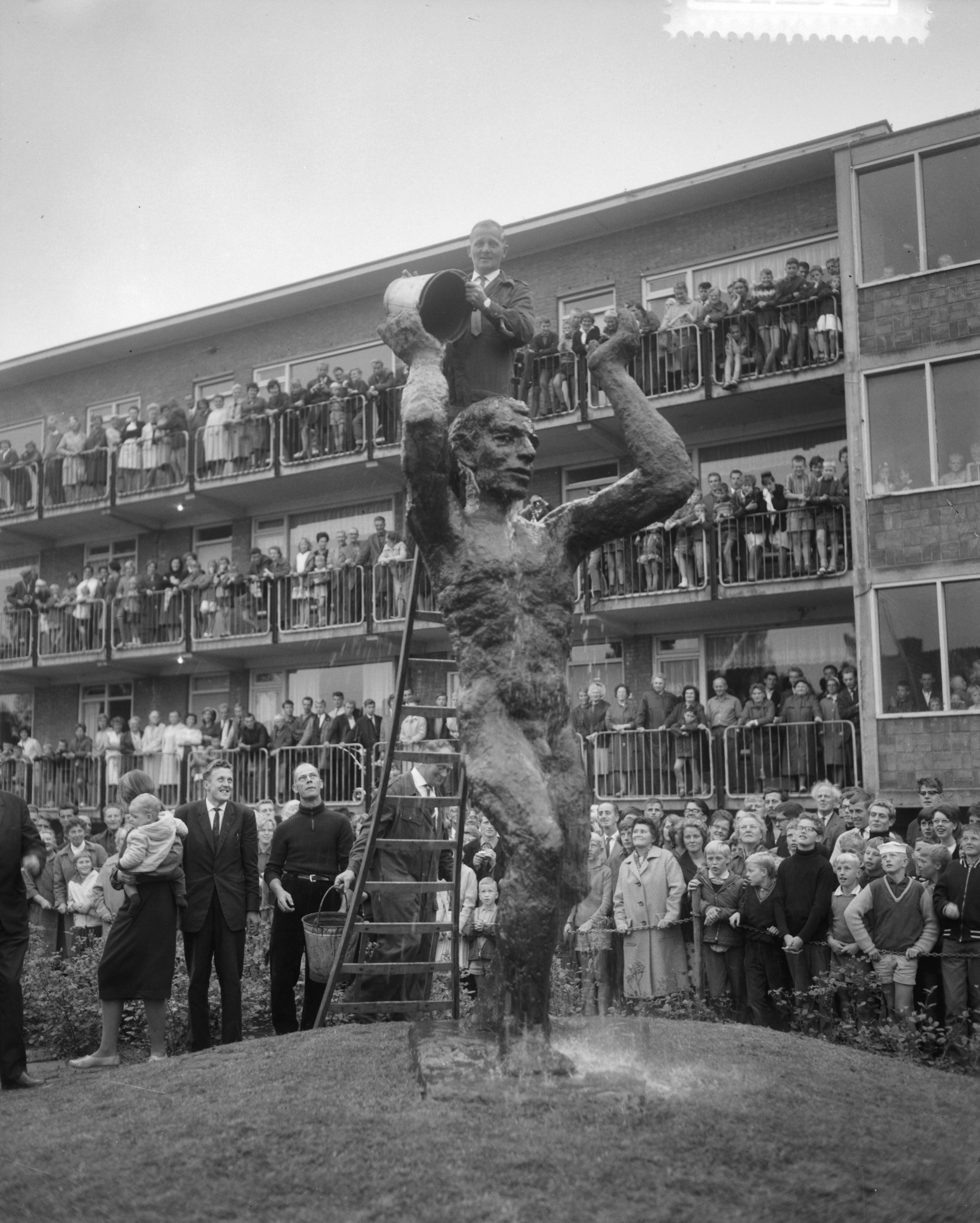 Fotocollectie Anefo — Onthulling beeld "Pourquoi" van beeldhouwer Miletic — Foto: Bilsen, Joop van / Anefo. Licentie: Set B: Rechtenvrij / Publiek Domein. Bron: Nationaal Archief. http://hdl.handle.net/10648/aa734bfc-d0b4-102d-bcf8-003048976d84