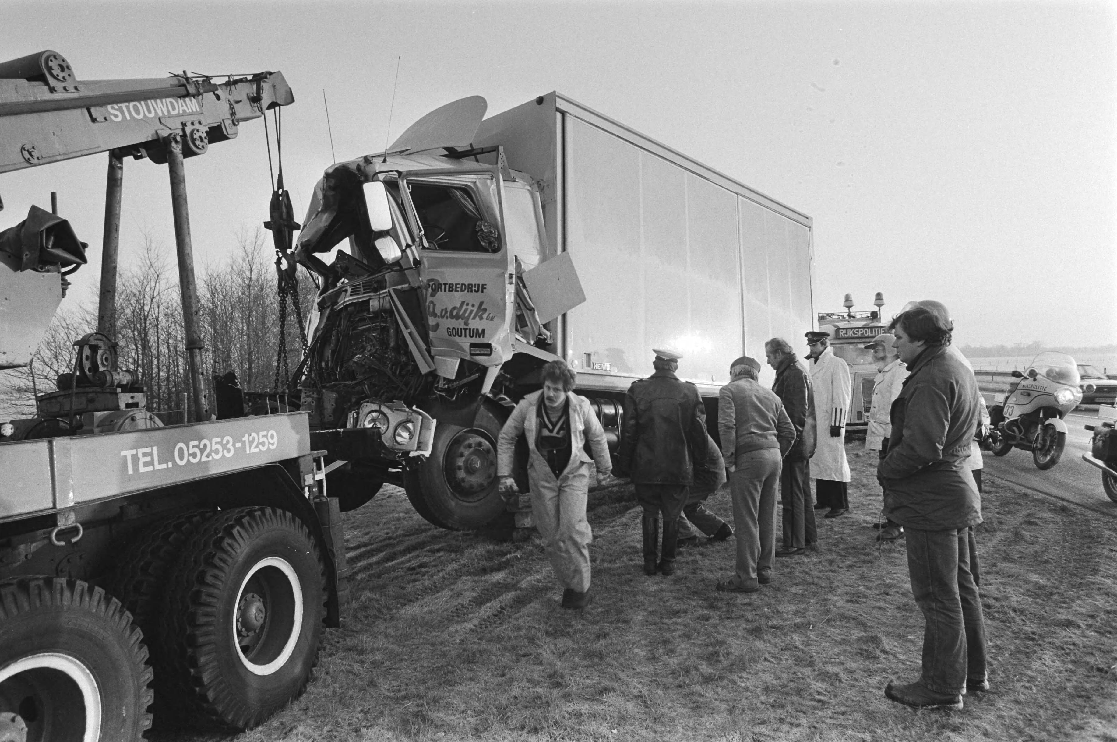 Fotocollectie Anefo — Ongeval op A28 bij Ermelo, veroorzaak door verkeerd invoegen, waarbij vrachtwagen van firma L.A. van Dijk uit Goutum (Friesland) een groot aantal vaten bier verloor — Foto: Croes, Rob C. / Anefo. Licentie: Set B: Rechtenvrij / Publiek Domein. Bron: Nationaal Archief. http://hdl.handle.net/10648/ad0ea82a-d0b4-102d-bcf8-003048976d84