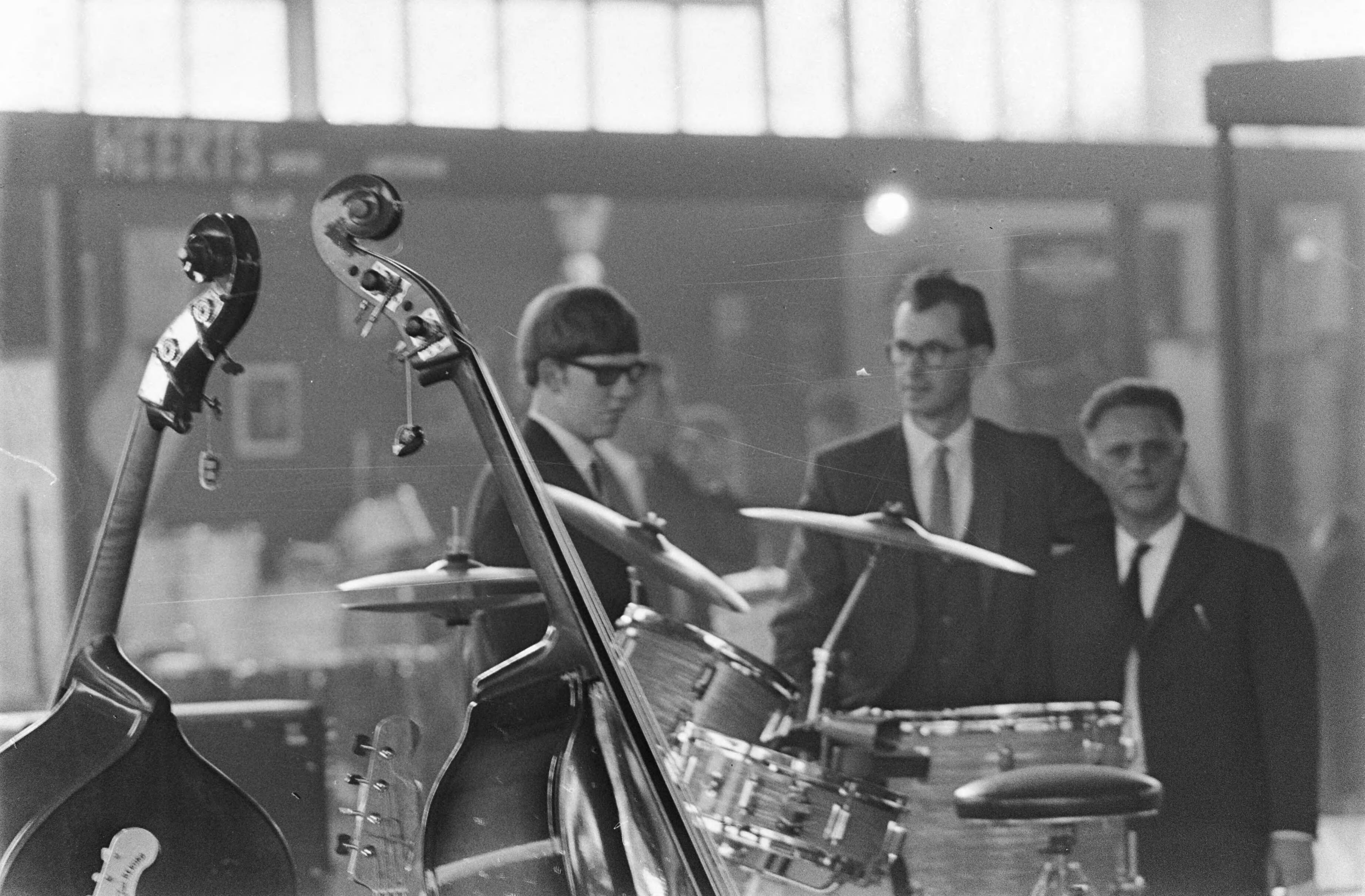 Fotocollectie Anefo — De beurs het "Muziekinstrument" in Expohal te Hilversum begonnen — Foto: Pot, Harry / Anefo. Licentie: Set B: Rechtenvrij / Publiek Domein. Bron: Nationaal Archief. http://hdl.handle.net/10648/aa7e3a76-d0b4-102d-bcf8-003048976d84
