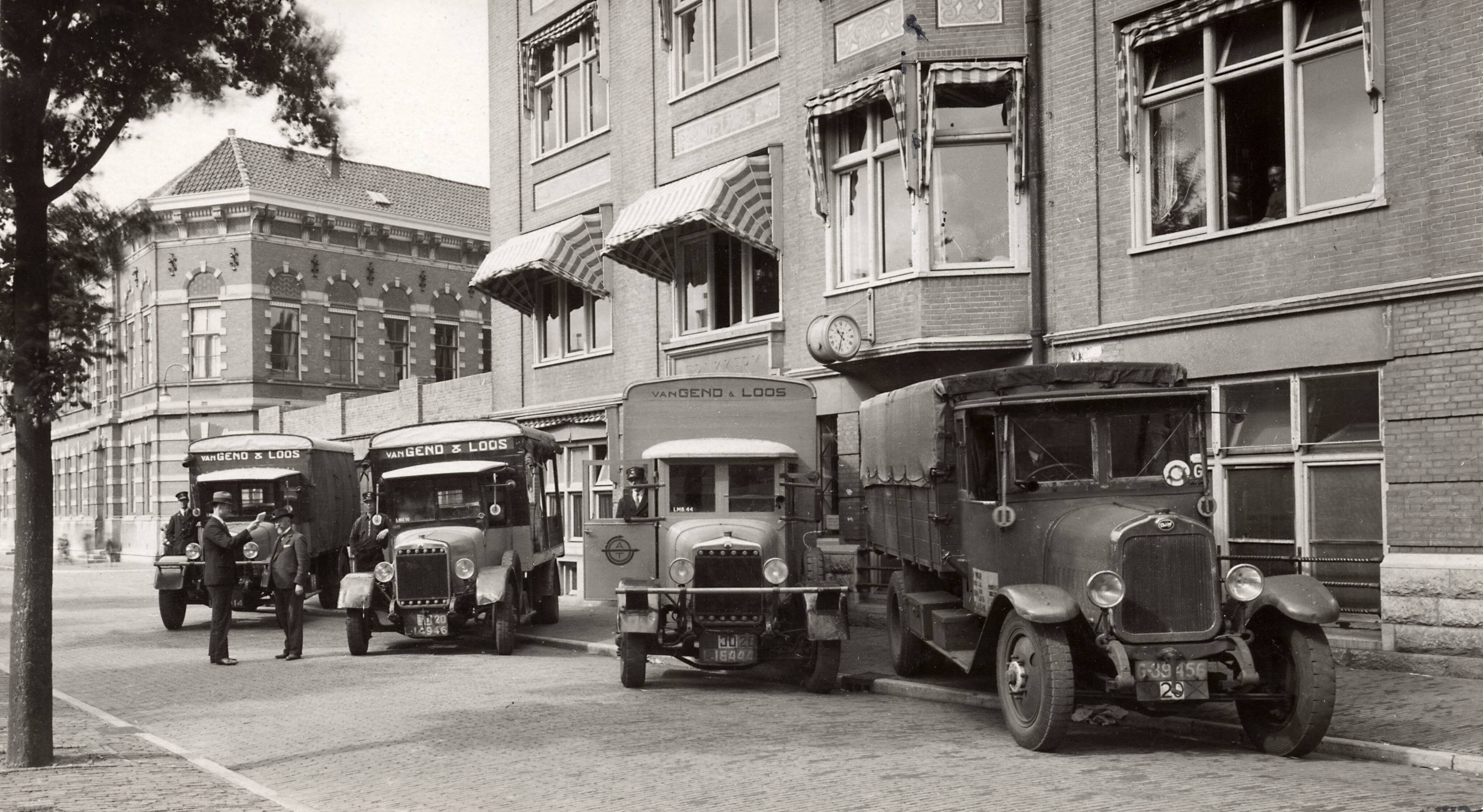 Collectie nader te bepalen — [Serie Bedrijfsvoering Spaarnestad] [Transport. Wagens van Van Gend en Loos] — Foto: Fotograaf Onbekend / Fotobureau onbekend / Spaarnestad Photo (05887). Licentie: Set B: Rechtenvrij / Publiek Domein. Bron: Nationaal Archief. http://hdl.handle.net/10648/35429da6-42a1-a382-e063-6df0900a6686