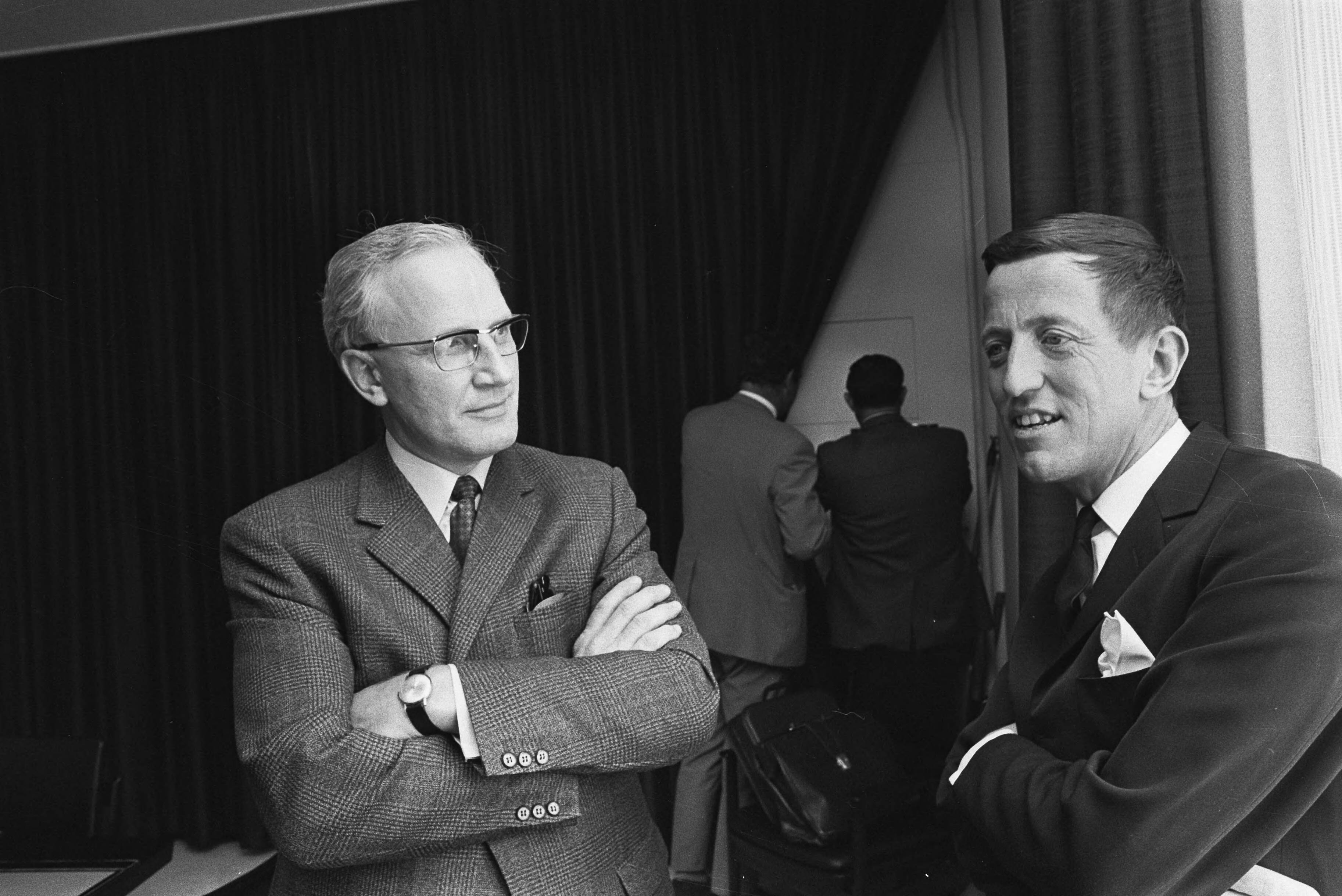 Fotocollectie Anefo — Vergadering van vertegenwoordigers VMF, de vakbonden van Amsterdam, Rotterdam en Den Haag over Werkspoor, in Den Haag ; voor de vergadering, vertegenwoordiger van — Foto: Mieremet, Rob / Anefo. Licentie: Set B: Rechtenvrij / Publiek Domein. Bron: Nationaal Archief. http://hdl.handle.net/10648/ab99364a-d0b4-102d-bcf8-003048976d84
