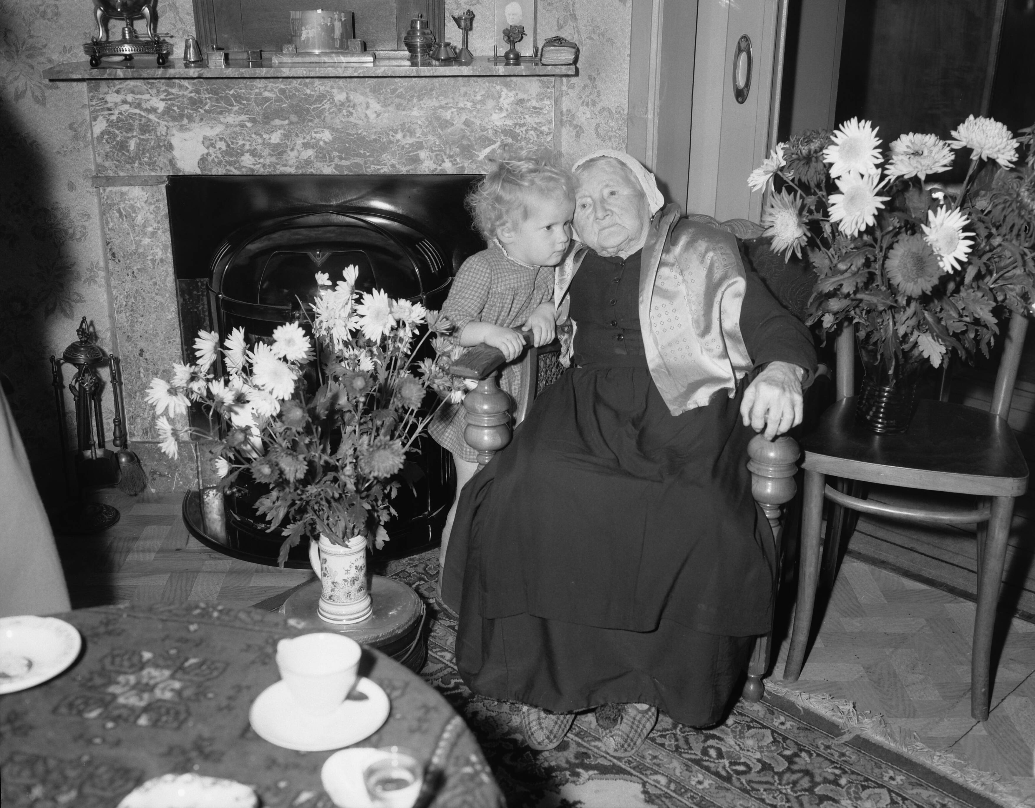 Fotocollectie Anefo — Oudste inwoonster van Zandvoort mevr. J. van der Mey wordt 102 jaar — Foto: Rossem, Wim van / Anefo. Licentie: Set B: Rechtenvrij / Publiek Domein. Bron: Nationaal Archief. http://hdl.handle.net/10648/a9706320-d0b4-102d-bcf8-003048976d84
